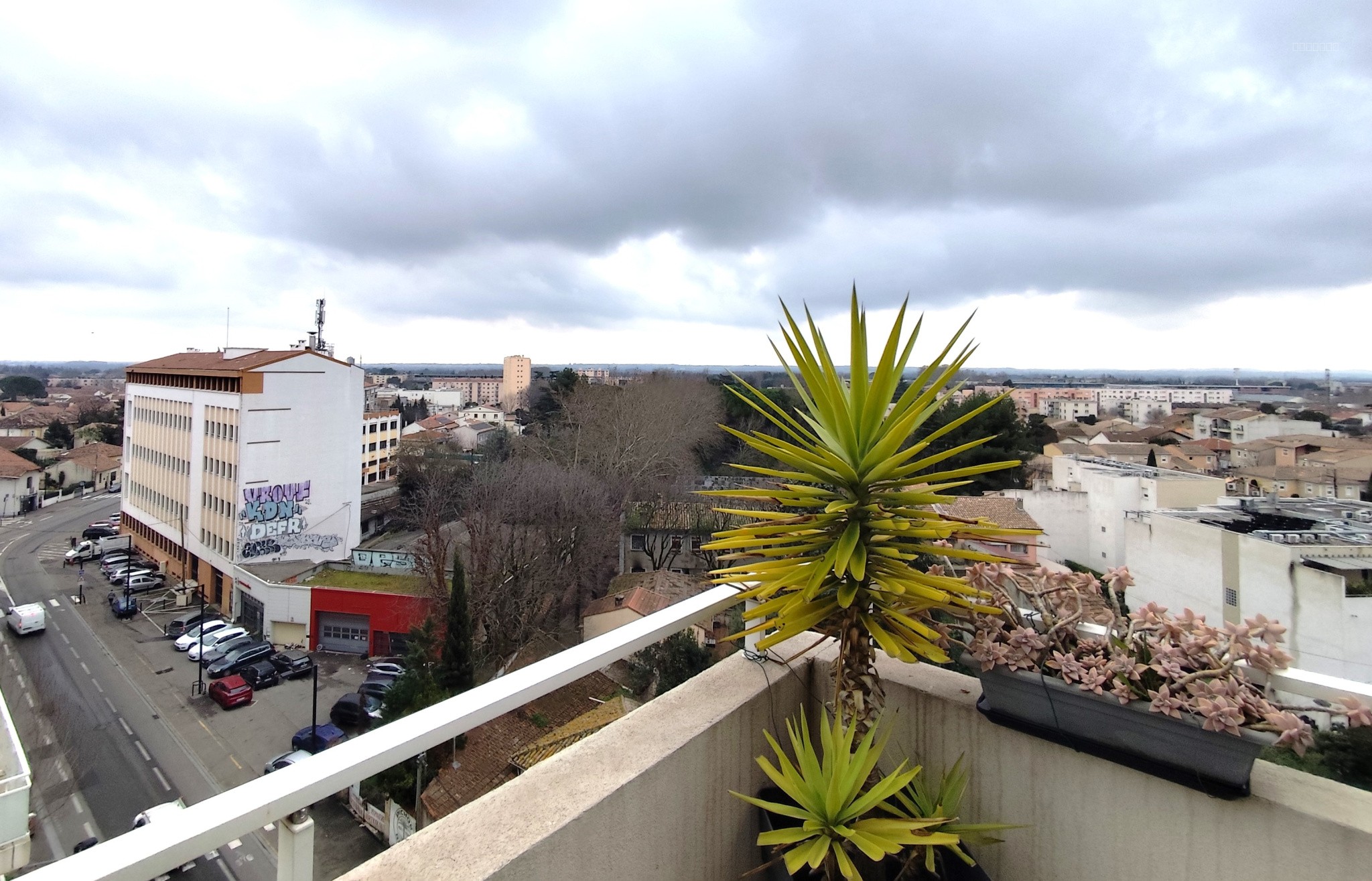 INVESTISSEURS - NIMES RESIDENCE SENIORS APPARTEMENT T2 VUE IMPRENABLE DERNIER ETAGE TERRASSE ET BOX — photo 3