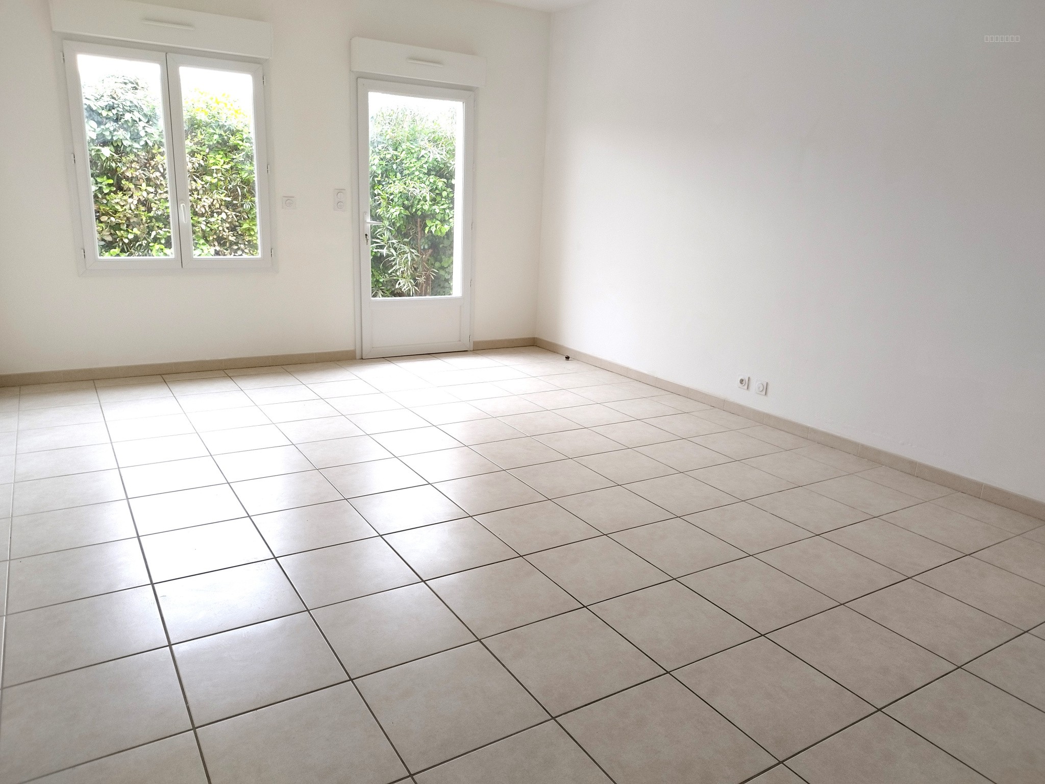 MARGUERITTES LOCAUX PROFESSIONNELS 110M2 RECENT PARKING POSSIBILITE DIVISION EN 2 PARTIES — photo 3