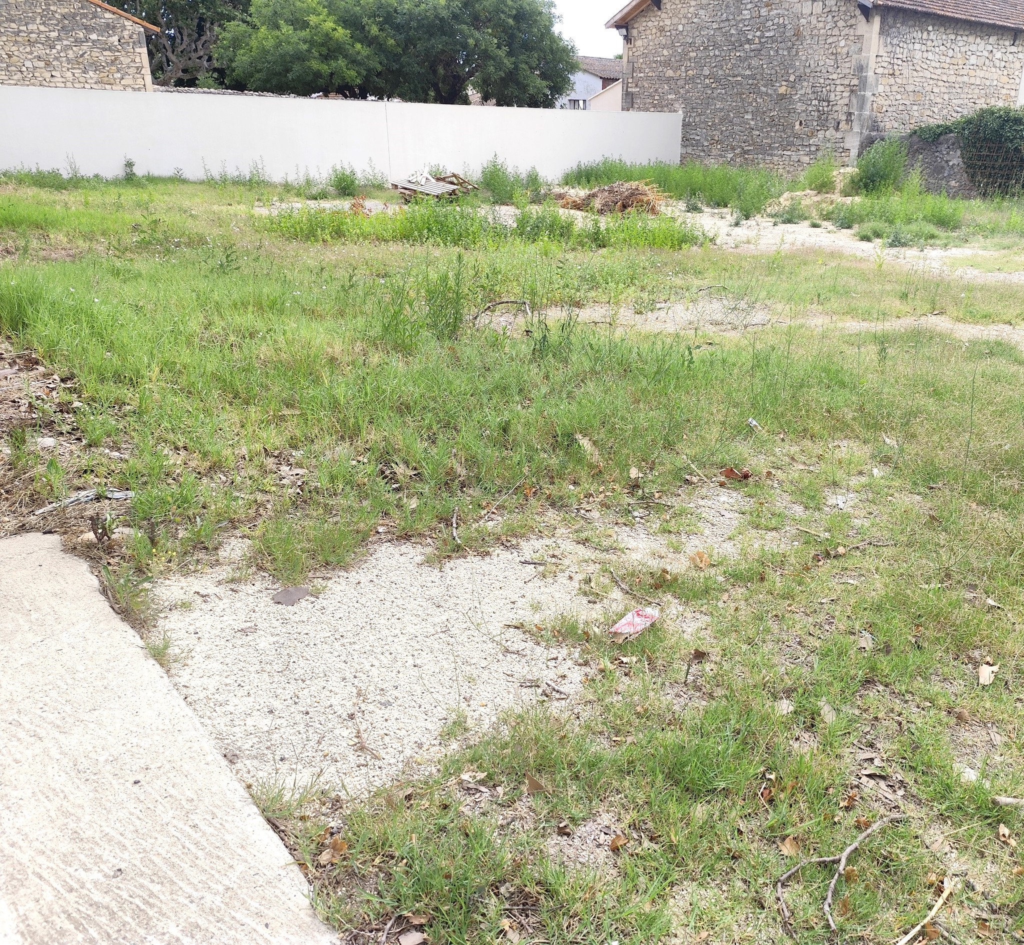 JONQUIERES SAINT VINCENT - TERRAIN 559m2 VIABILISE ET CLOTURE — photo 2