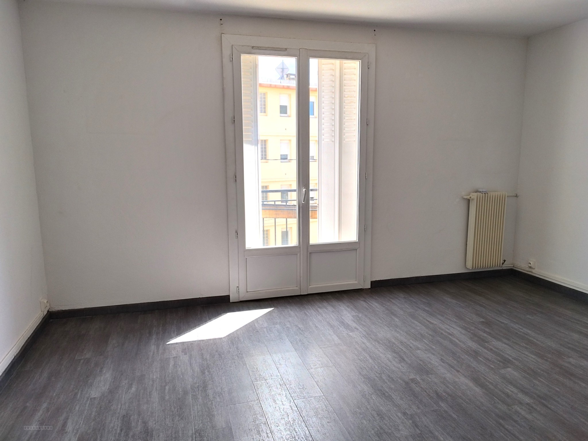 EXCLUSIVITE NIMES QUARTIER CROIX DE FER TYPE 3 60M2 CAVE ET GARAGE — photo 2