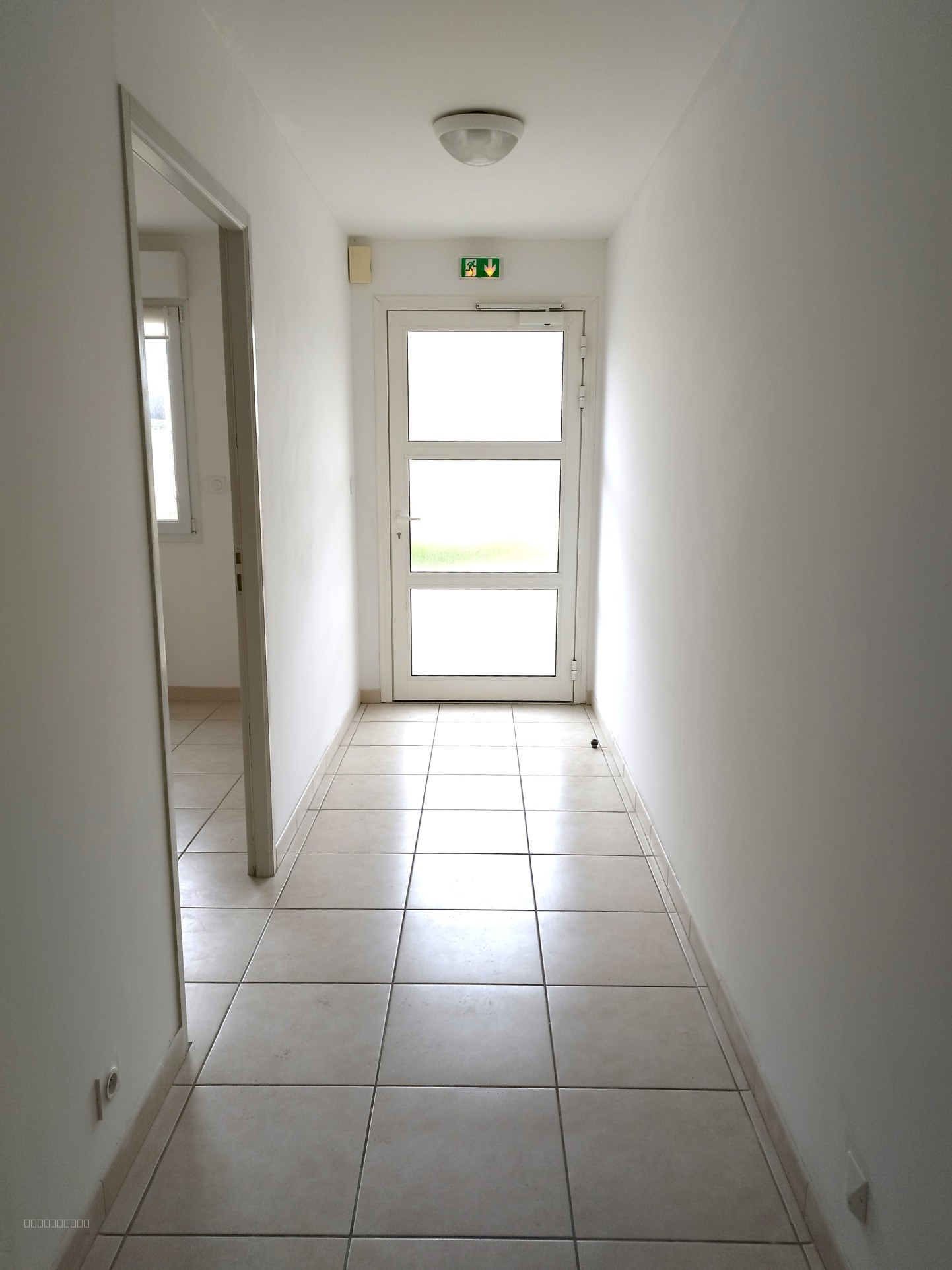 MARGUERITTES LOCAUX PROFESSIONNELS 110M2 RECENT PARKING POSSIBILITE DIVISION EN 2 PARTIES — photo 2