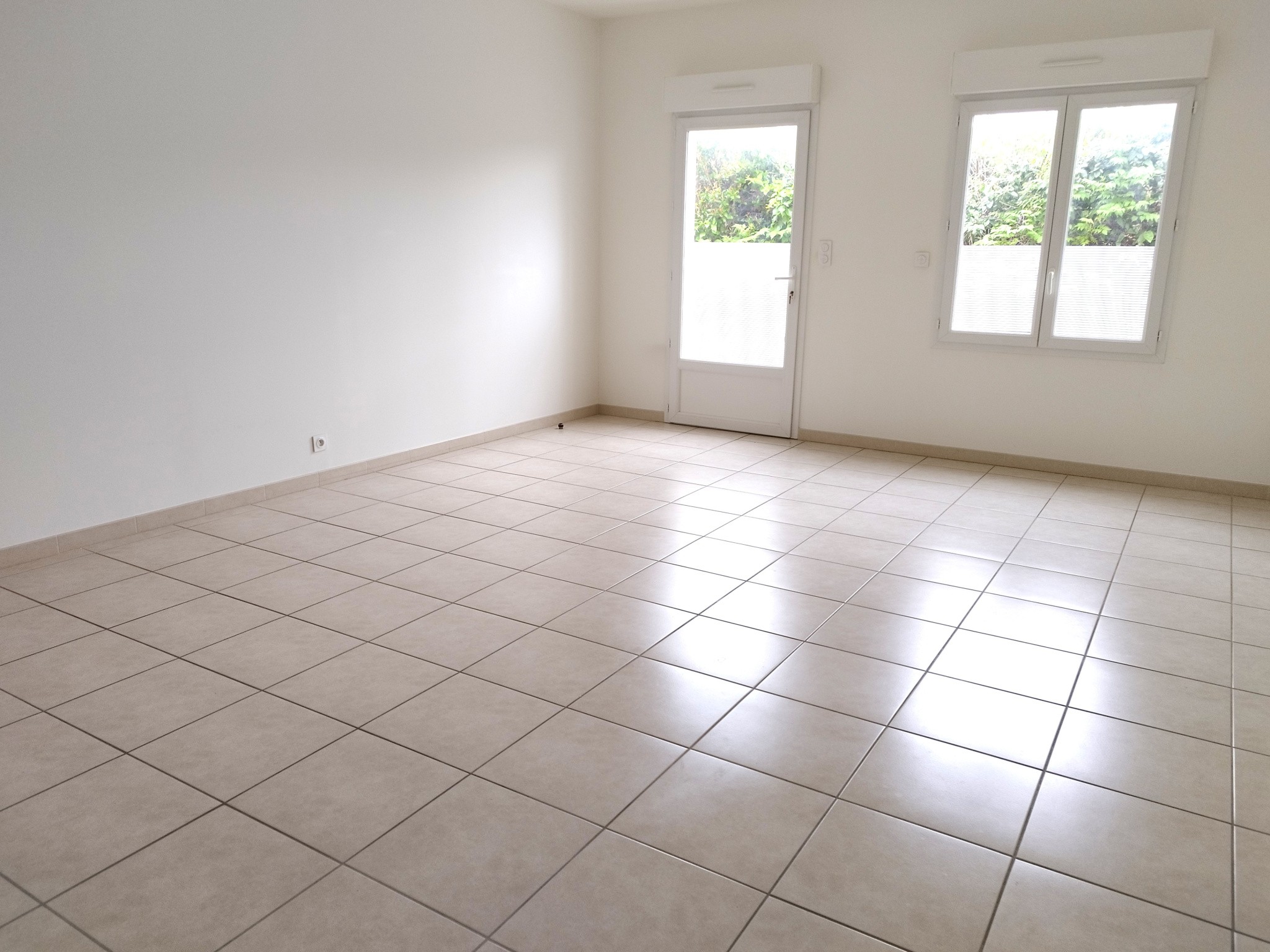 MARGUERITTES LOCAUX PROFESSIONNELS 110M2 RECENT PARKING POSSIBILITE DIVISION EN 2 PARTIES — photo 4