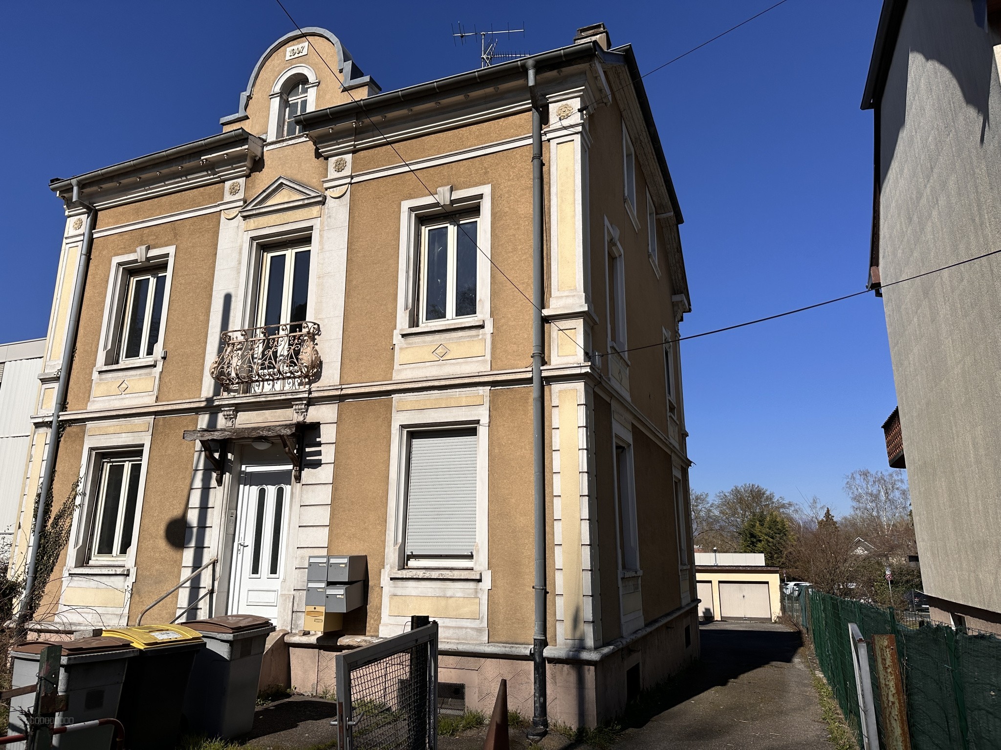 Immeuble de rapport + maisonnette + 2 garages — photo 2