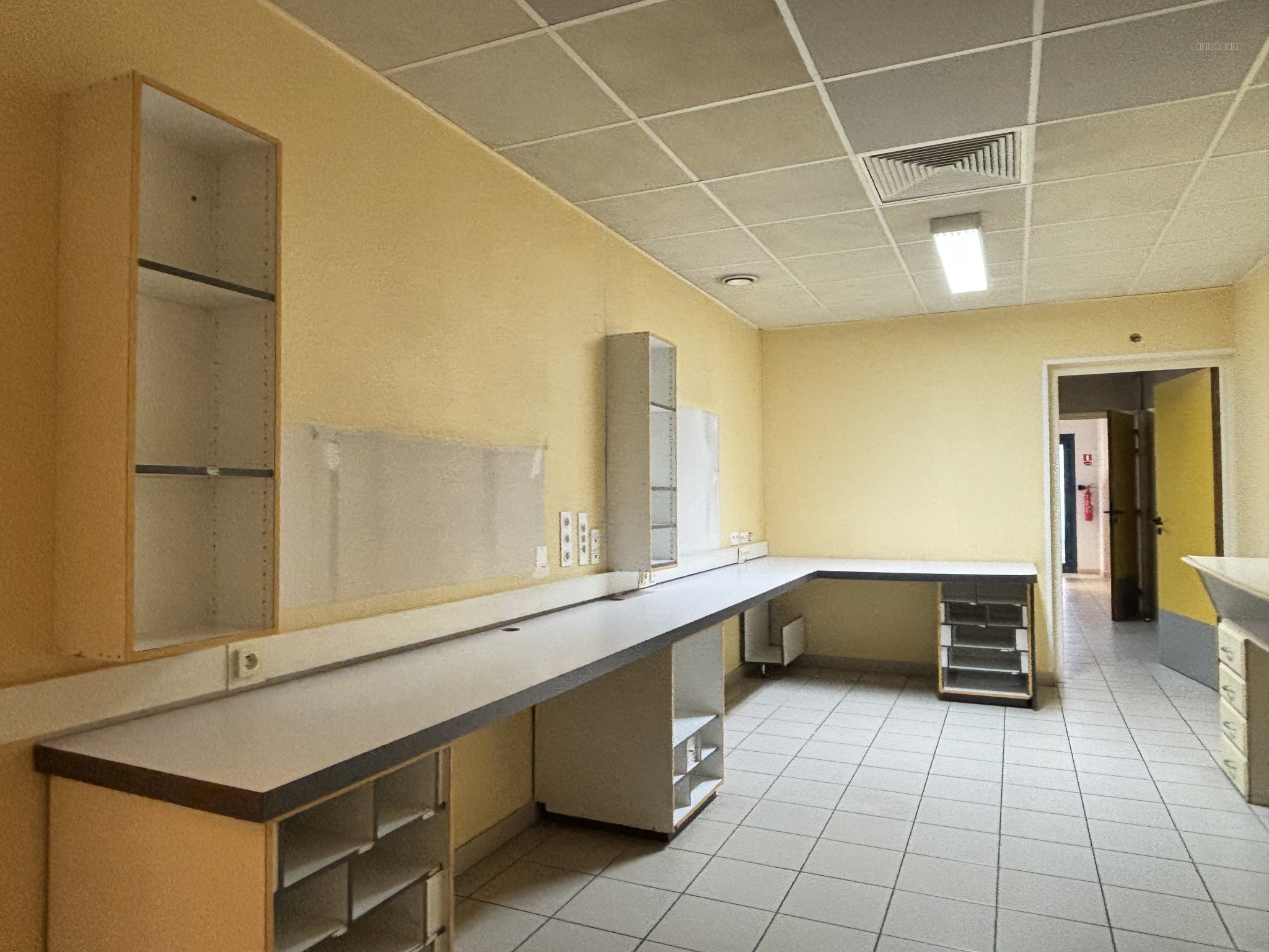 UN LOCAL EN RDC AVEC VITRINE ET PARKING, A PERPIGNAN — photo 3