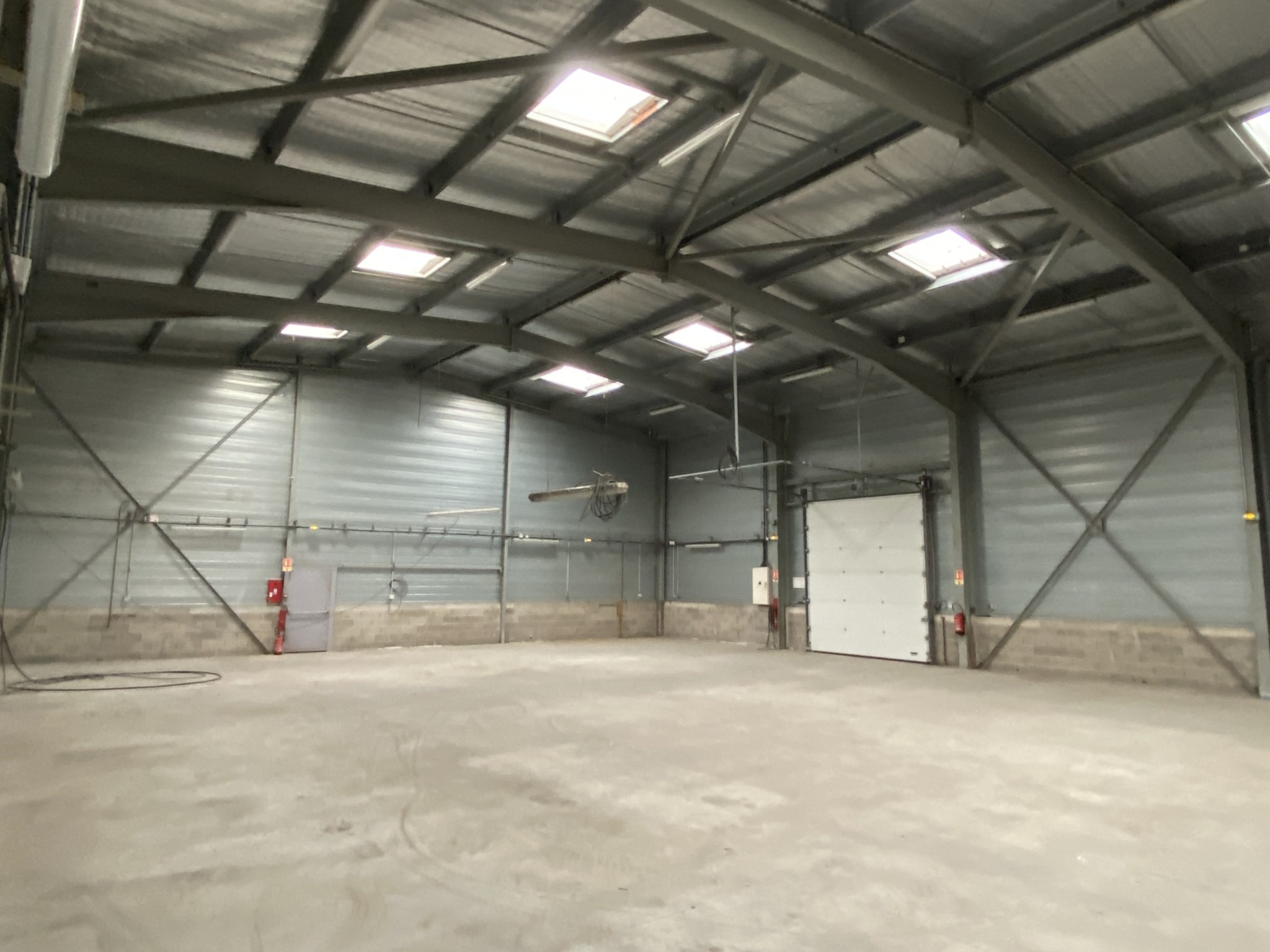 UN LOCAL INDUSTRIEL AVEC TERRAIN, HANGAR ET BUREAUX, A PEPRIGNAN, ZONE D'ACTIVITE — photo 7