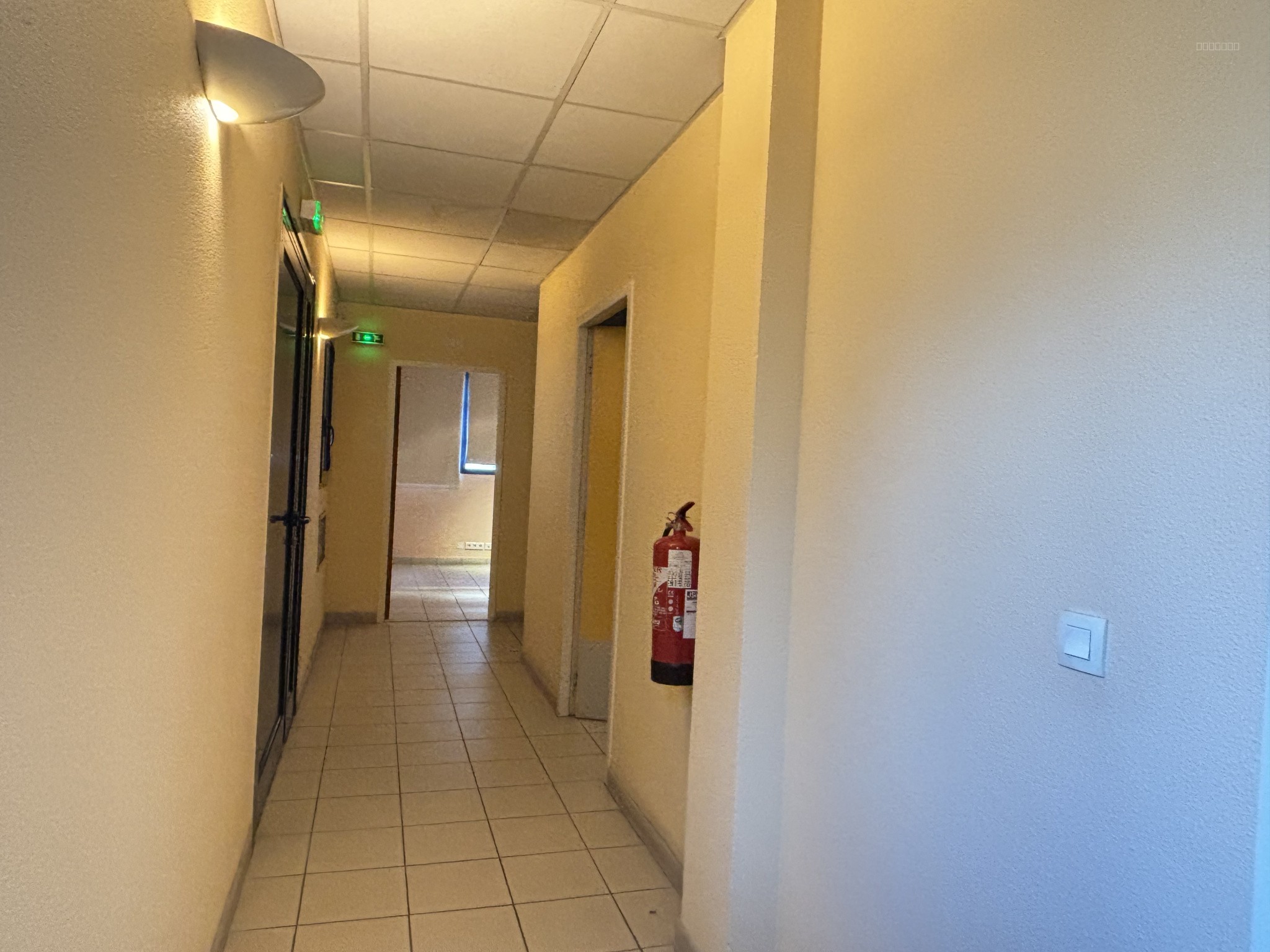 UN LOCAL EN RDC AVEC VITRINE ET PARKING, A PERPIGNAN — photo 7
