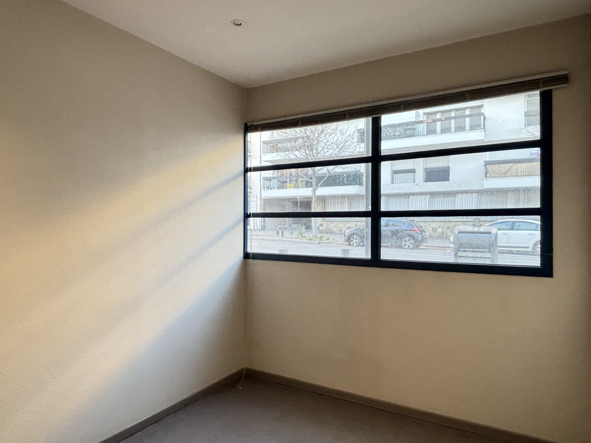 UN LOCAL EN RDC AVEC VITRINE ET PARKING, A PERPIGNAN — photo 4