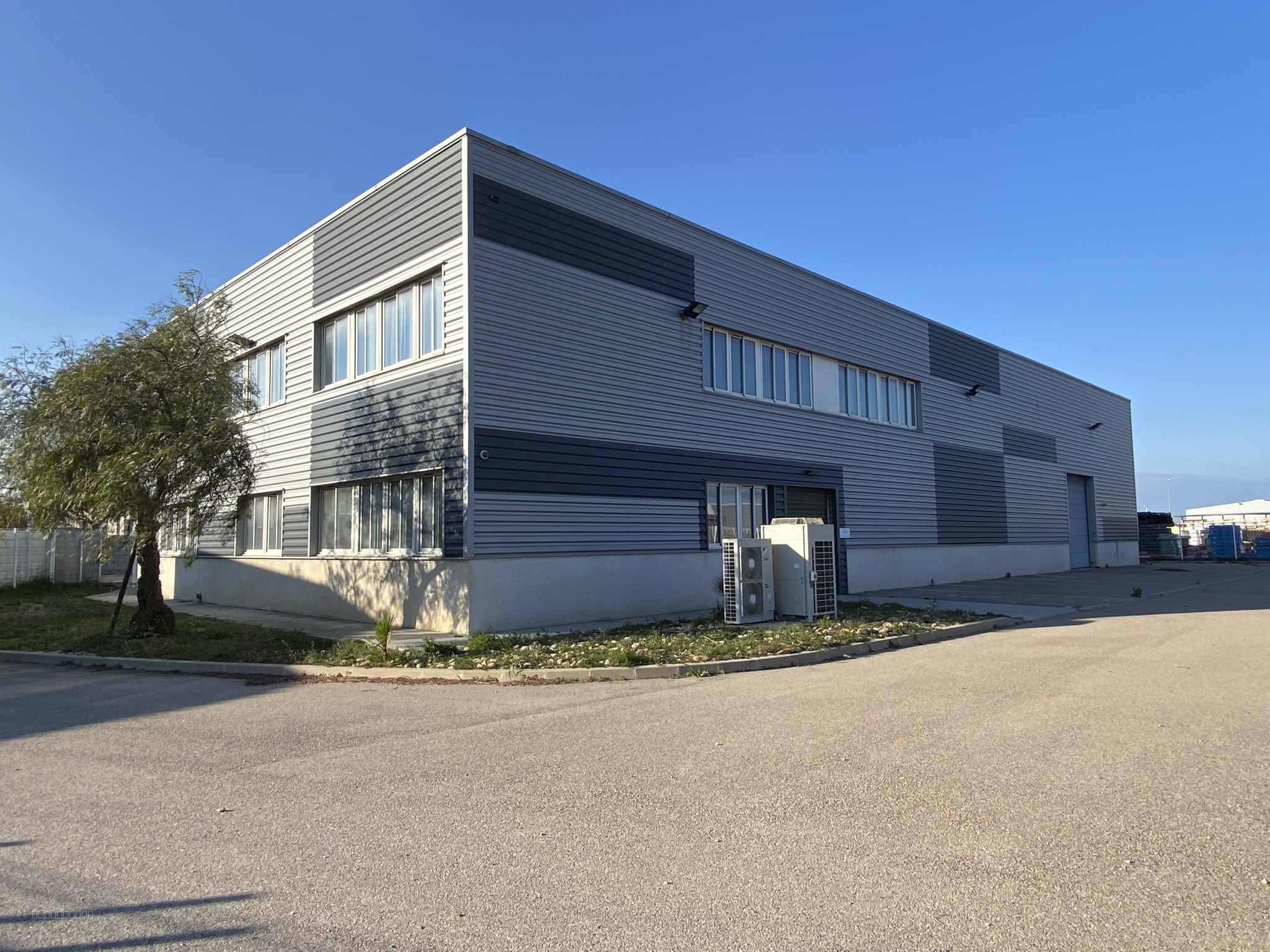 AU POLYGONE NORD UN LOCAL INDUSTRIEL — photo 2