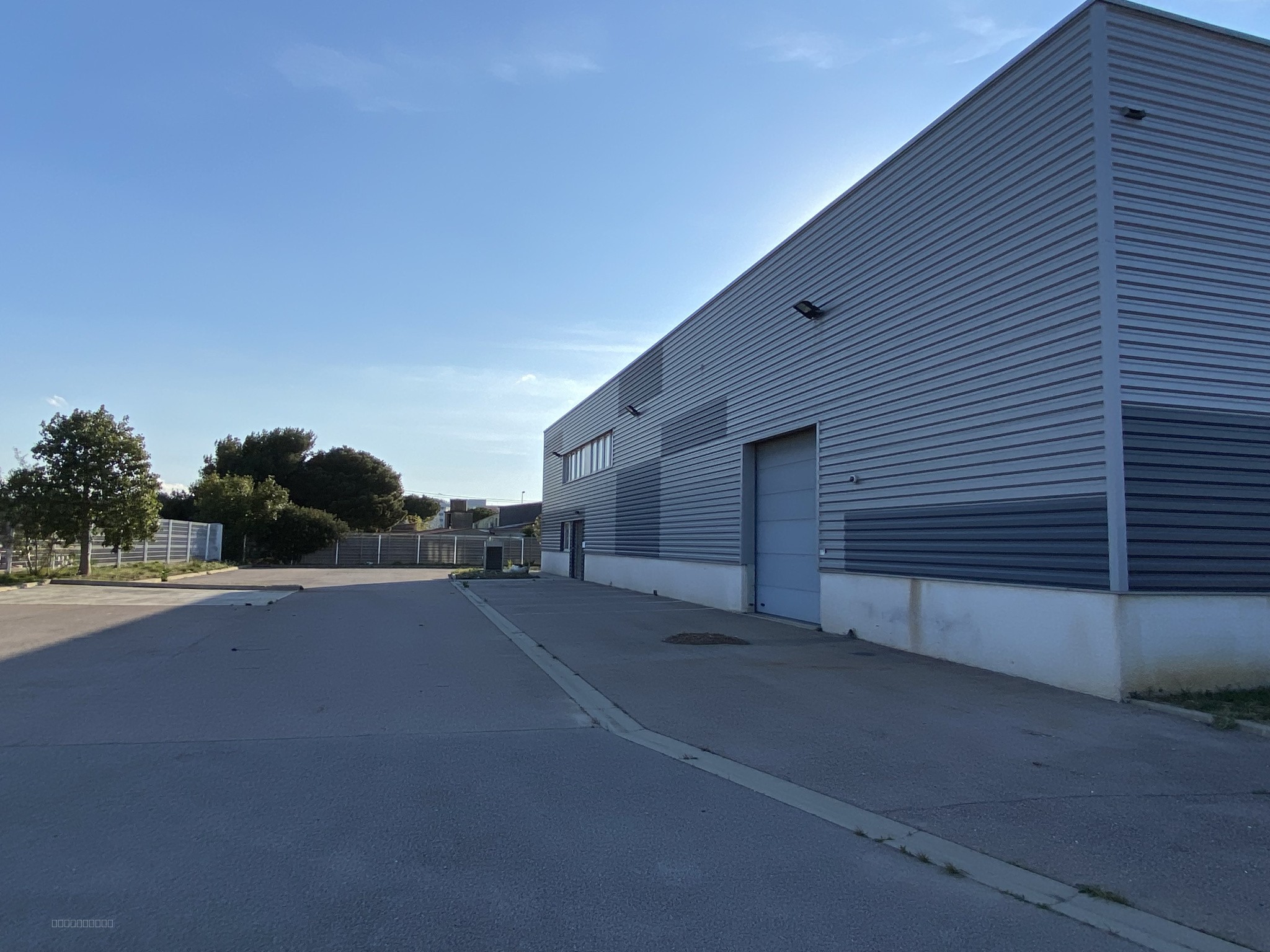 AU POLYGONE NORD UN LOCAL INDUSTRIEL — photo 4