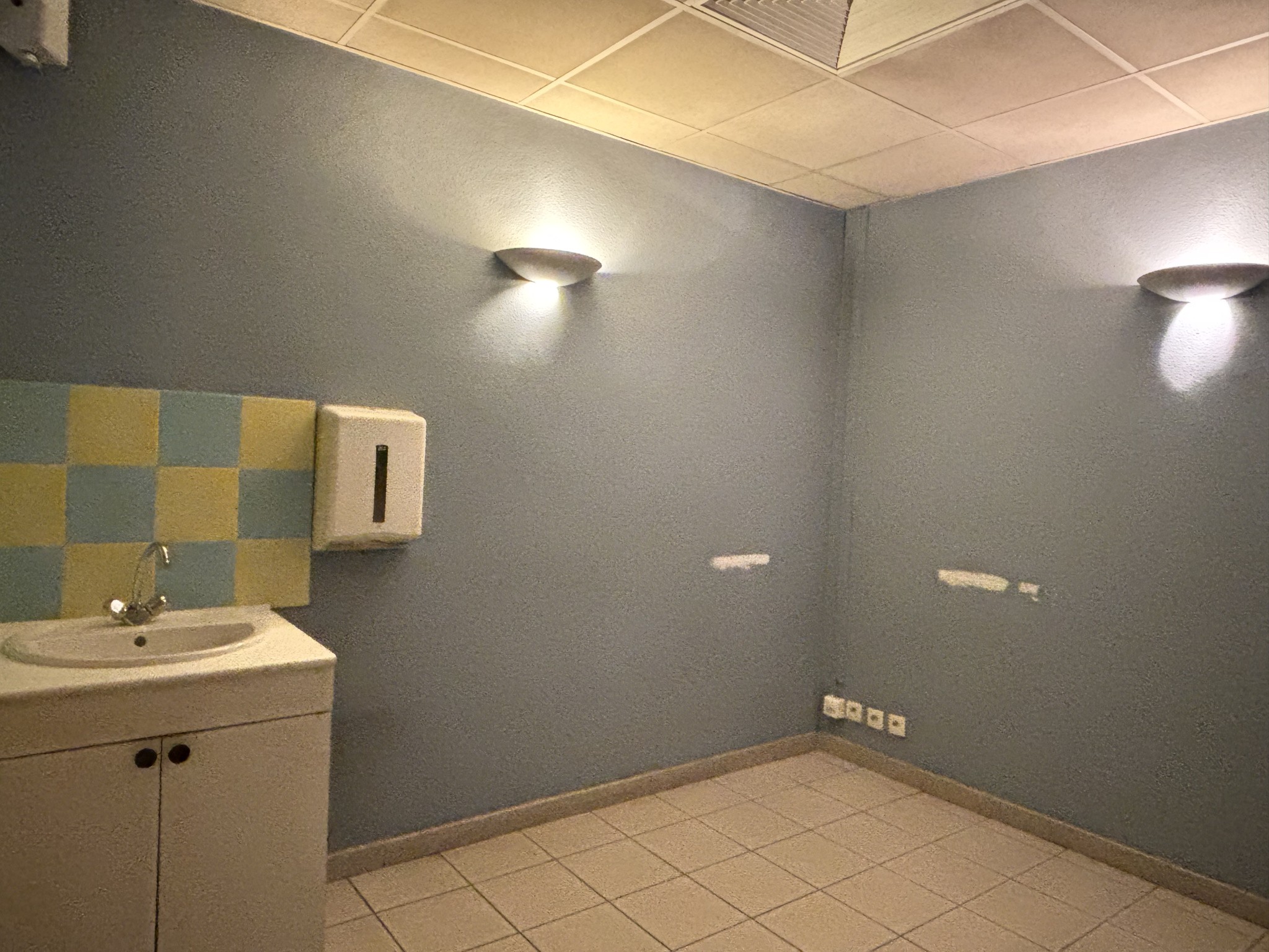 UN LOCAL EN RDC AVEC VITRINE ET PARKING, A PERPIGNAN — photo 9