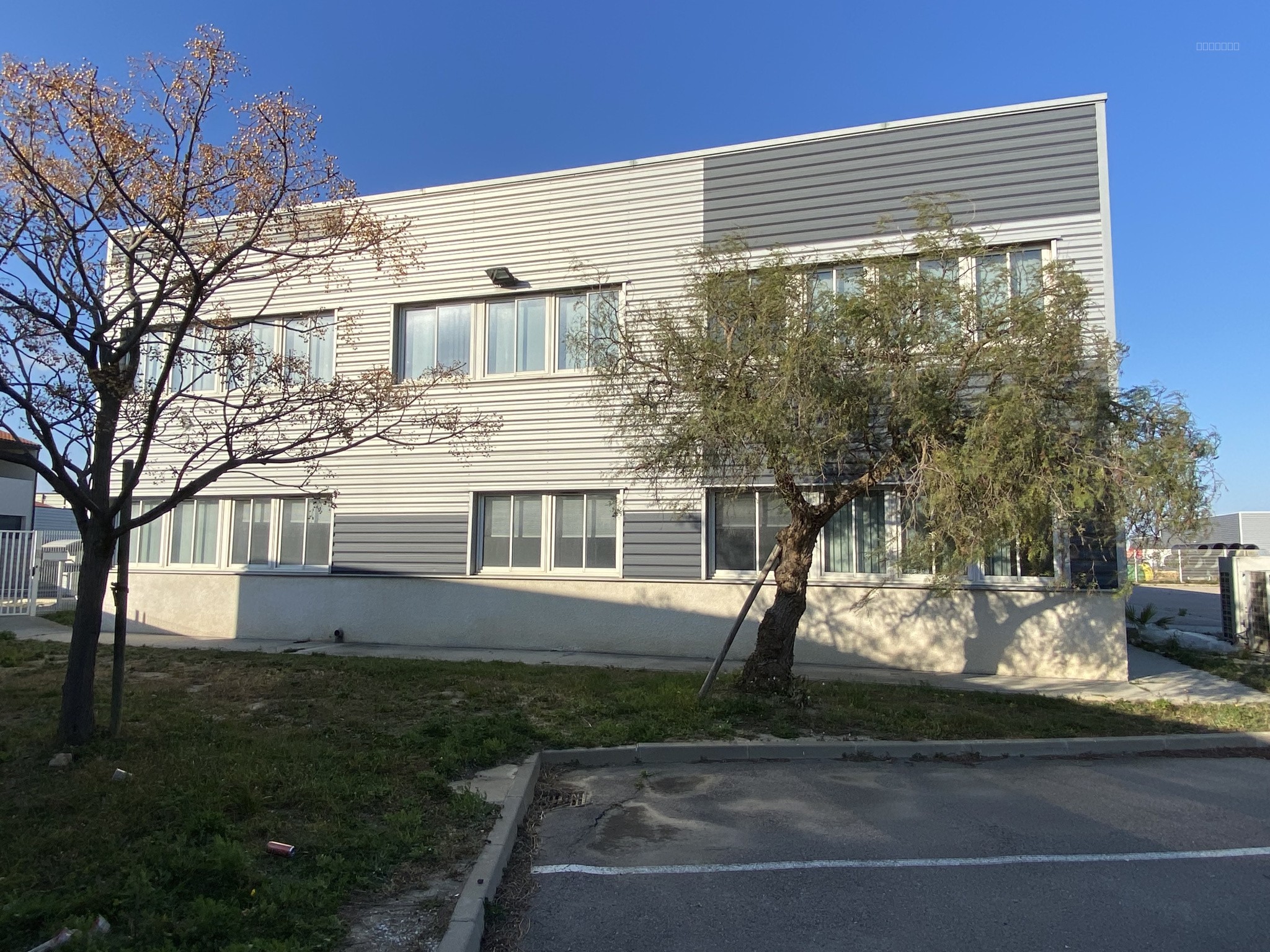 UN LOCAL INDUSTRIEL AVEC TERRAIN, HANGAR ET BUREAUX, A PEPRIGNAN, ZONE D'ACTIVITE — photo 3