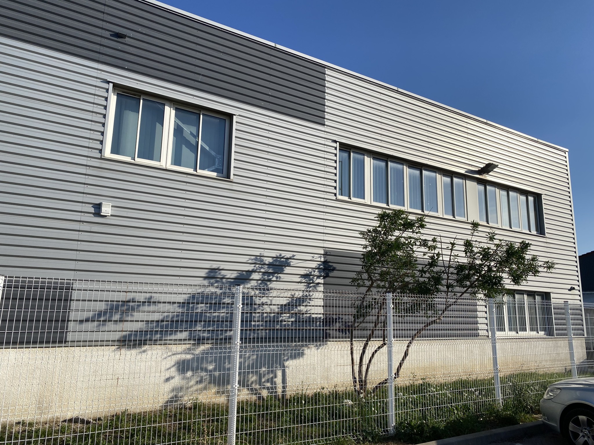 AU POLYGONE NORD UN LOCAL INDUSTRIEL — photo 3