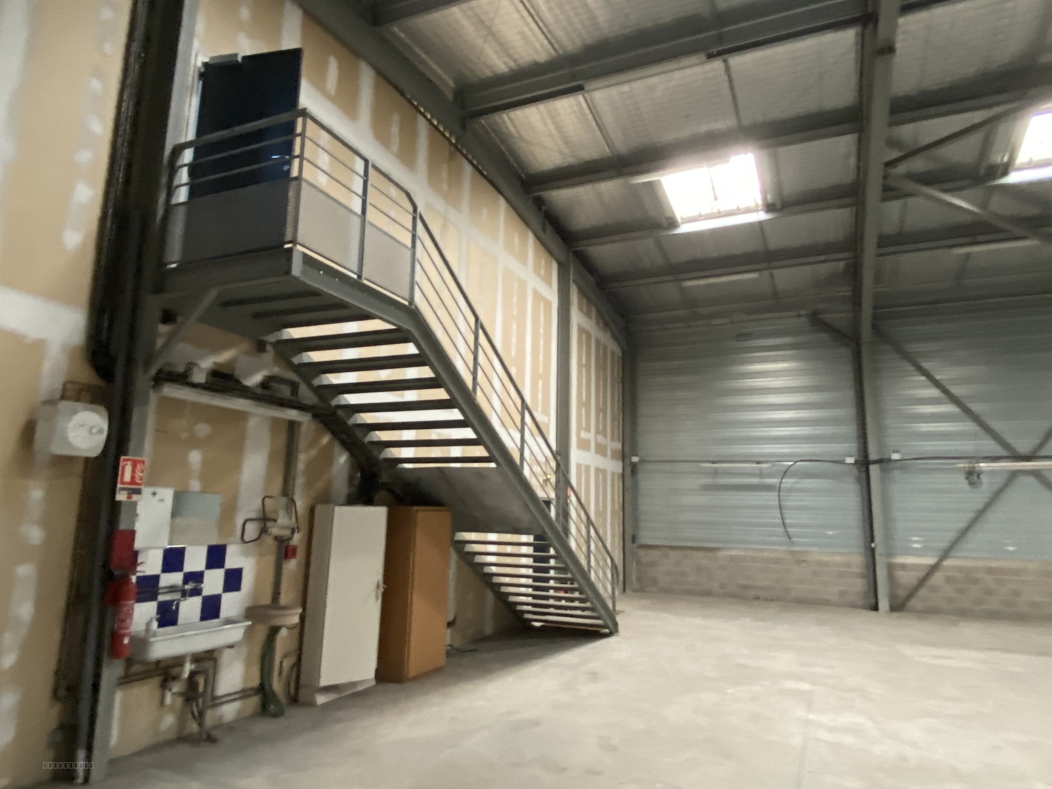 UN LOCAL INDUSTRIEL AVEC TERRAIN, HANGAR ET BUREAUX, A PEPRIGNAN, ZONE D'ACTIVITE — photo 8