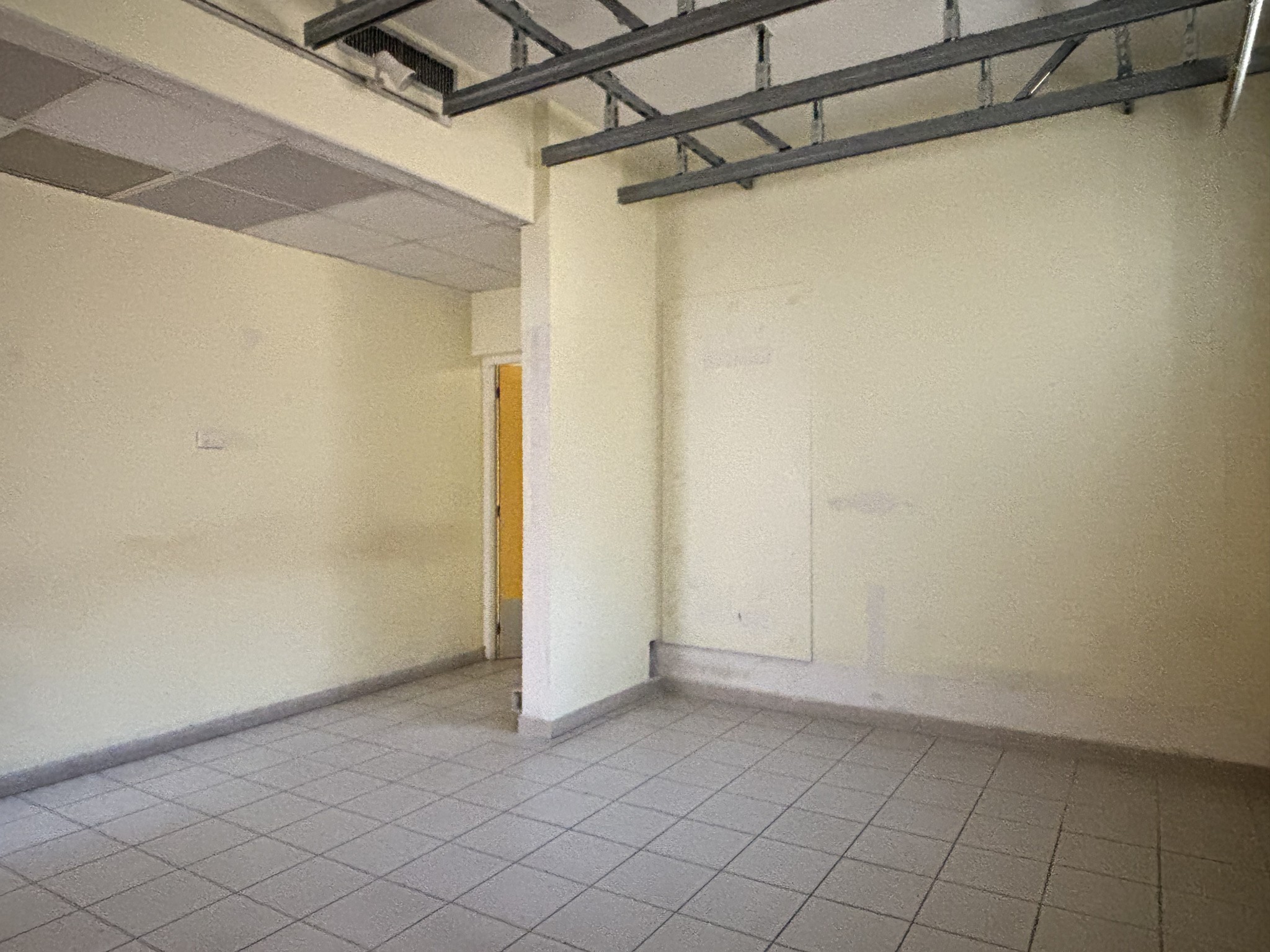 UN LOCAL EN RDC AVEC VITRINE ET PARKING, A PERPIGNAN — photo 8