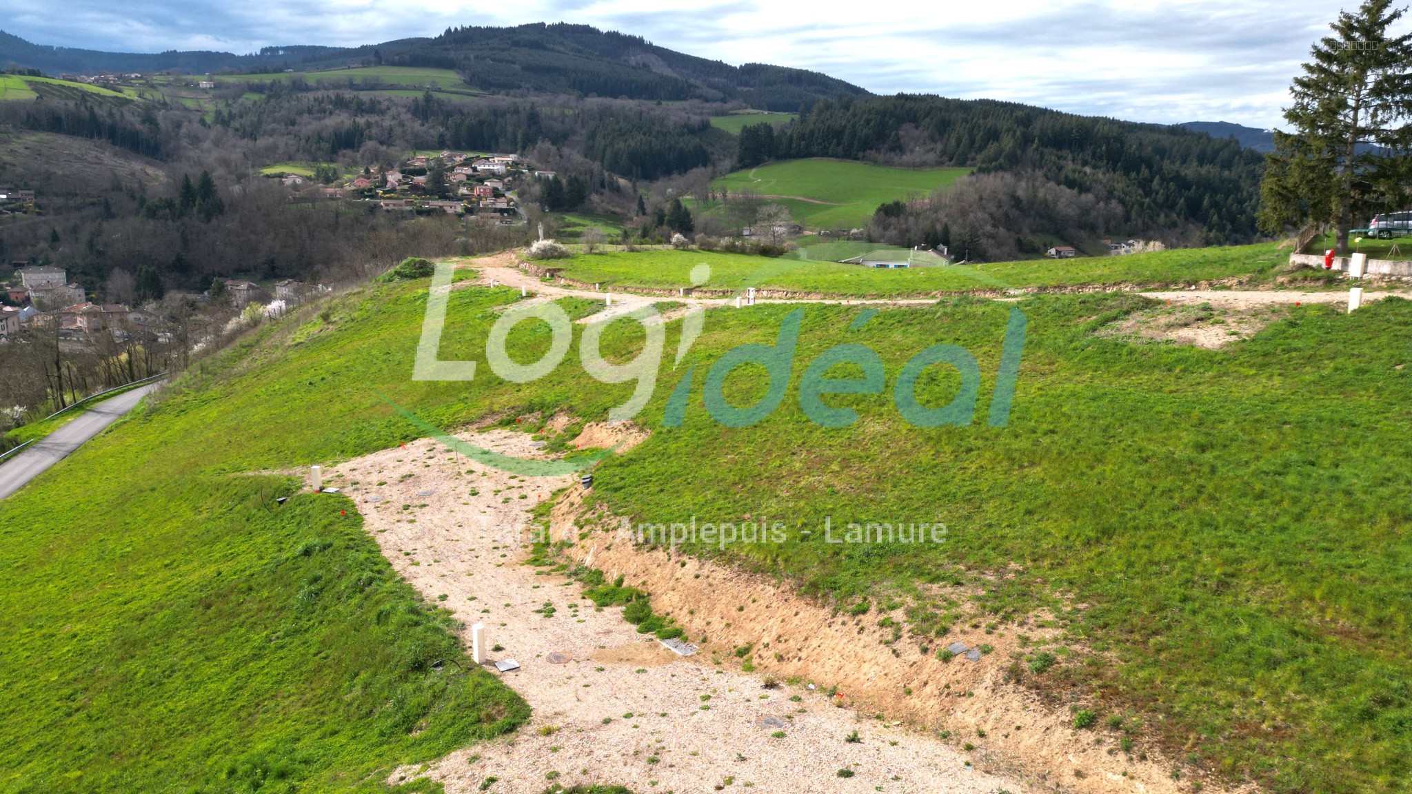 Nombreuses parcelles de terrain viabilisées et constructibles proche du village et sur les hauteurs. — photo 1