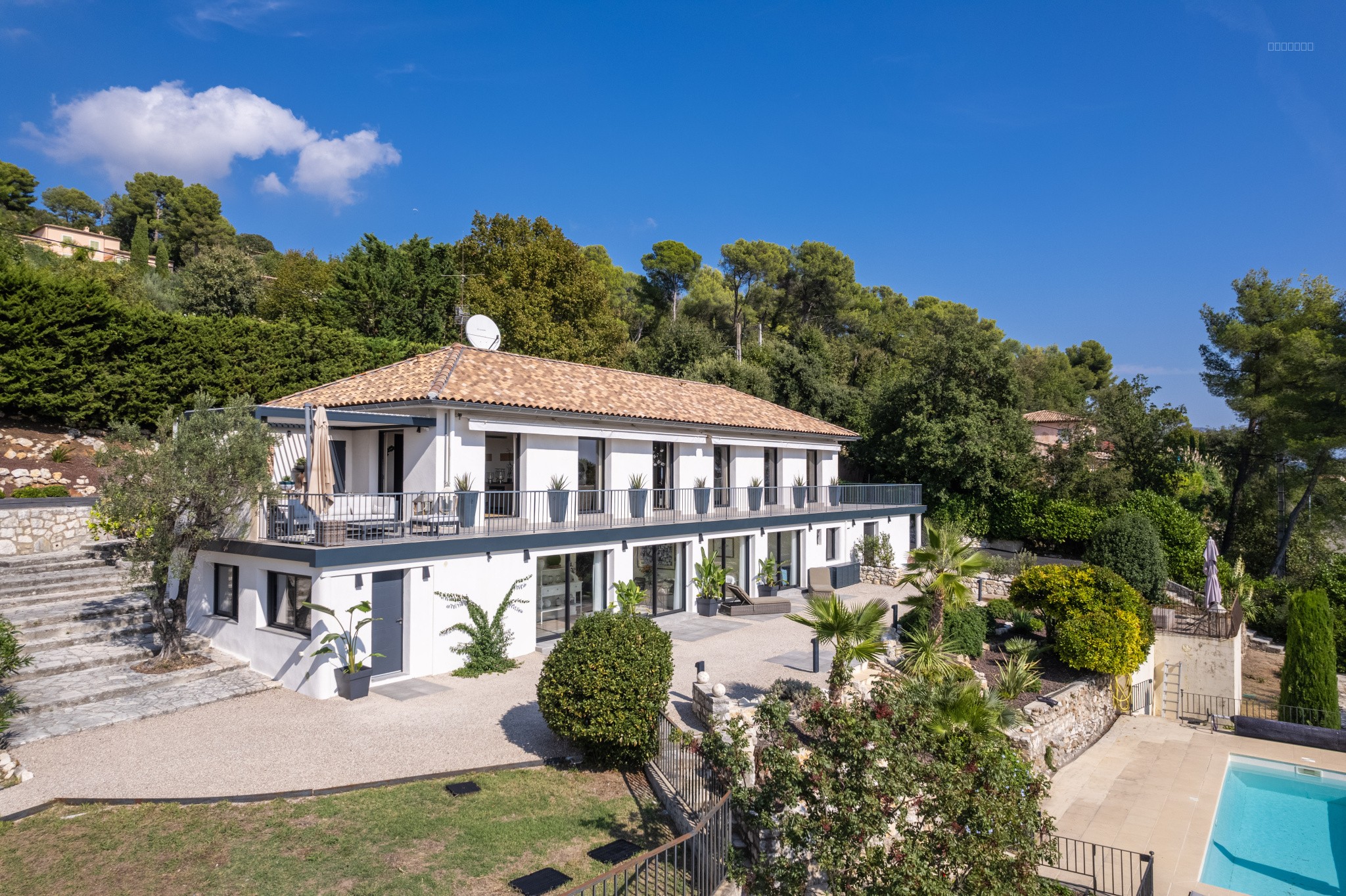 EXCLUSIVITE - CONTEMPORAINE - VUE MER PANORAMIQUE — photo 3