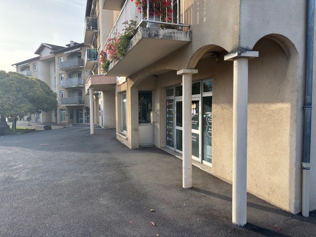A louer - local à USAGE DE BUREAUX  (52 m2)- CENTRE DE PERONNAS — photo 2