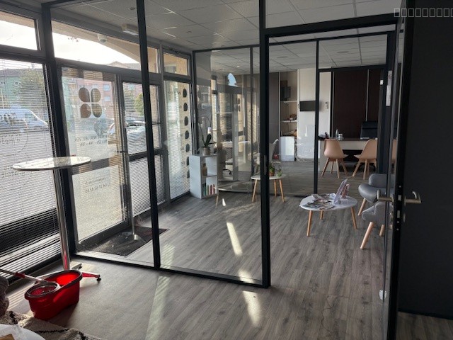 A louer - local à USAGE DE BUREAUX  (52 m2)- CENTRE DE PERONNAS — photo 5