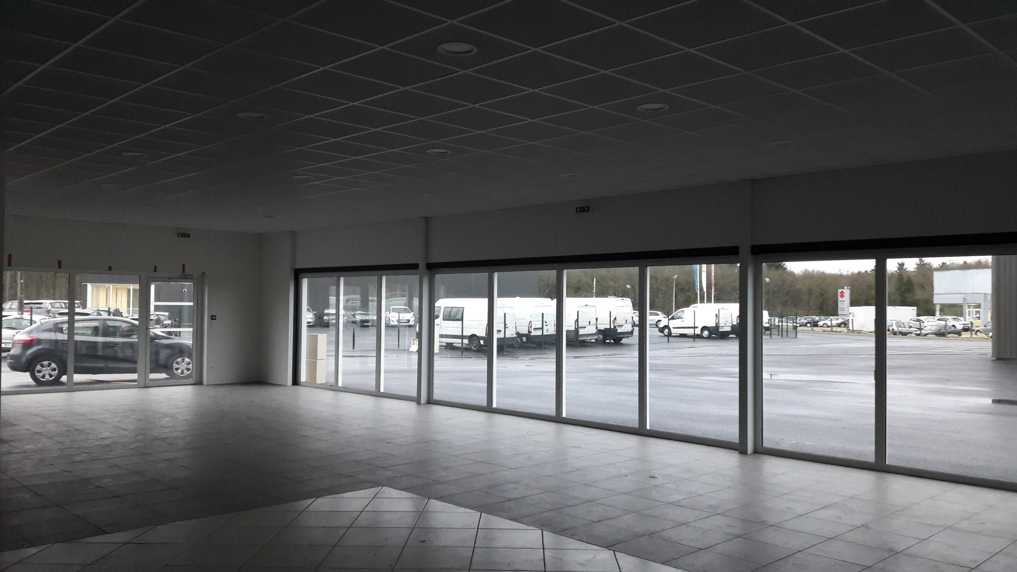 A LOUER:Local commercial de 420 m2 avec grand terrain goudronné de 1000 m2 à VIRIAT — photo 4