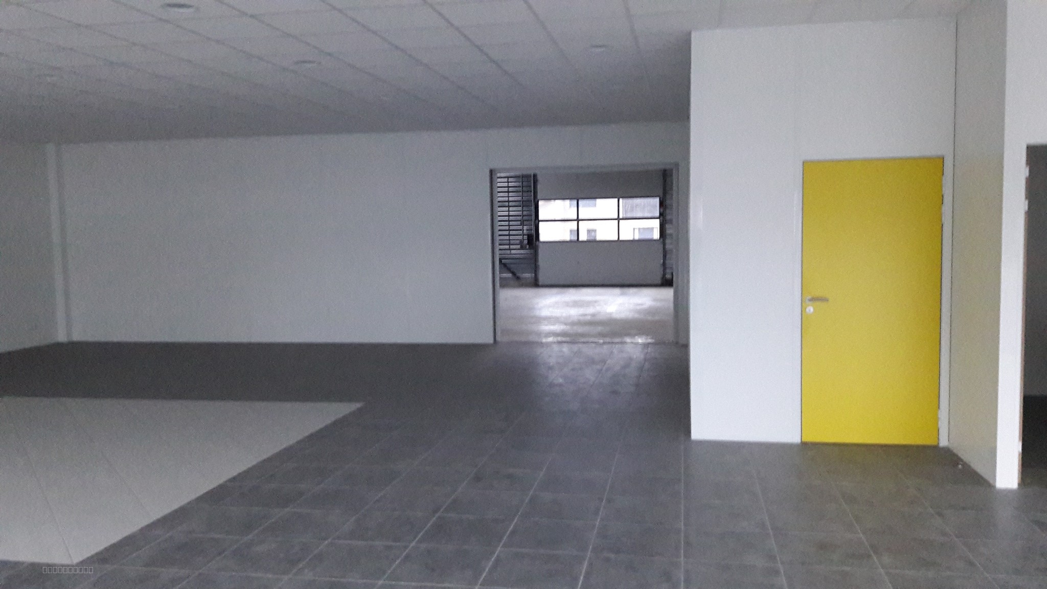 A LOUER:Local commercial de 420 m2 avec grand terrain goudronné de 1000 m2 à VIRIAT — photo 2