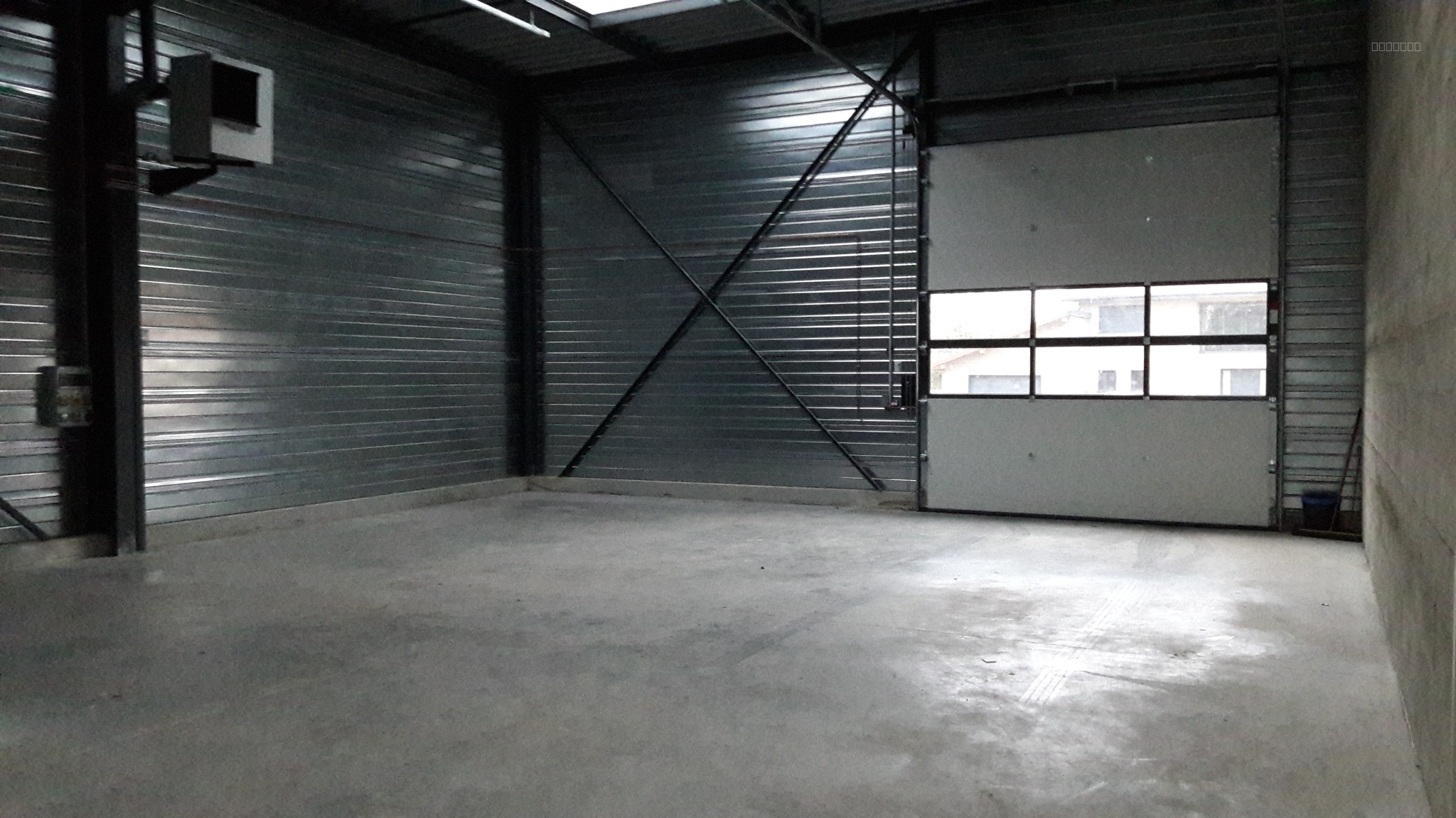 A LOUER:Local commercial de 420 m2 avec grand terrain goudronné de 1000 m2 à VIRIAT — photo 3