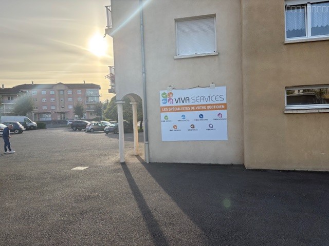 A louer - local à USAGE DE BUREAUX  (52 m2)- CENTRE DE PERONNAS — photo 3