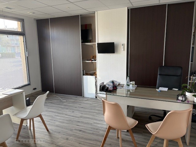 A louer - local à USAGE DE BUREAUX  (52 m2)- CENTRE DE PERONNAS — photo 6