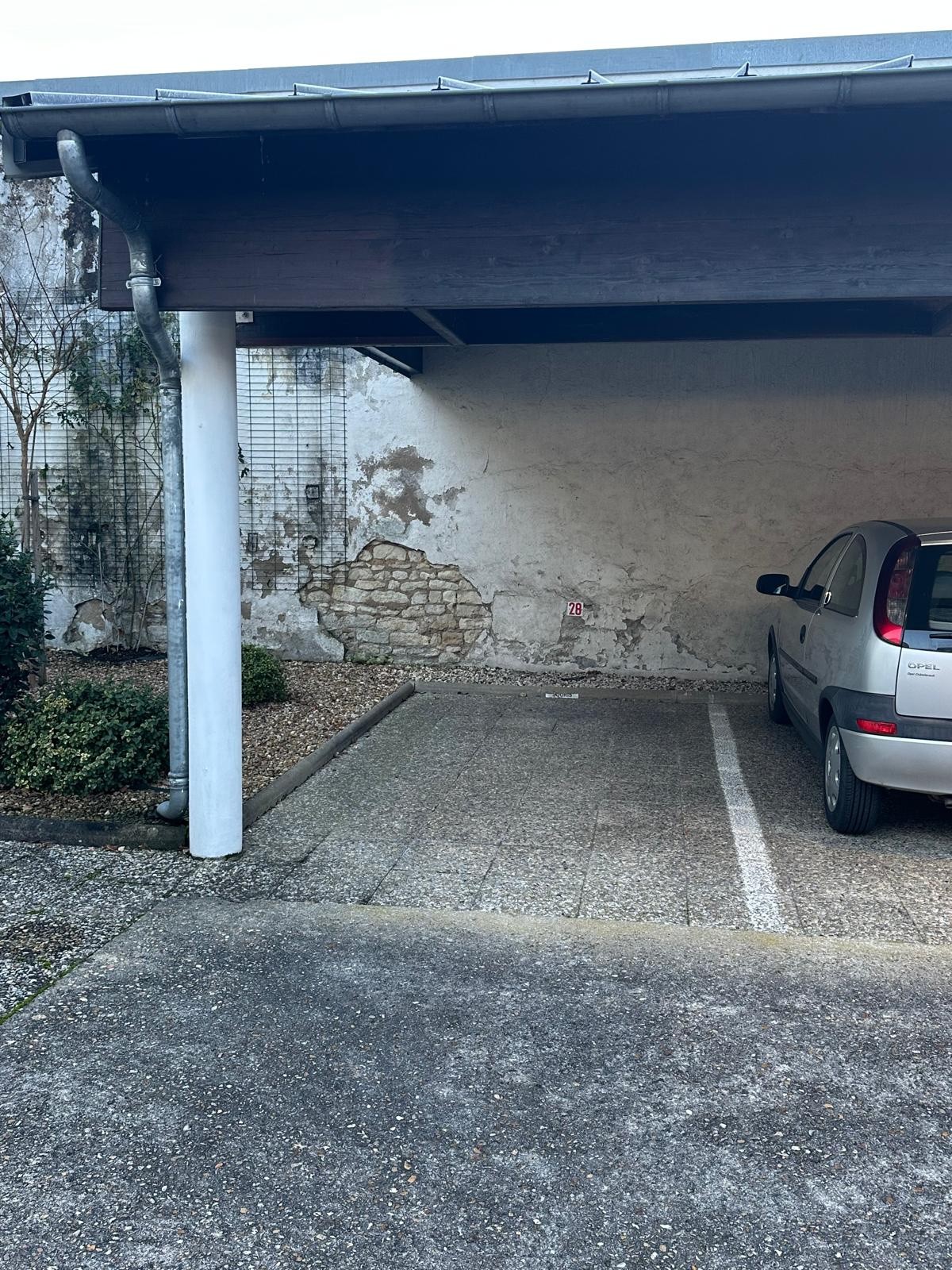 Parking couvert en résidence sécurisée   Accès par portail télécommandé — photo 3