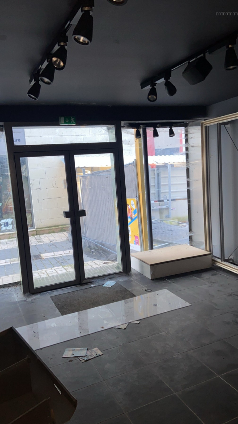 À vendre Immeuble avec très grand local commercial et 2 appartements T3 au cœur de la ville de Châtellerault — photo 1