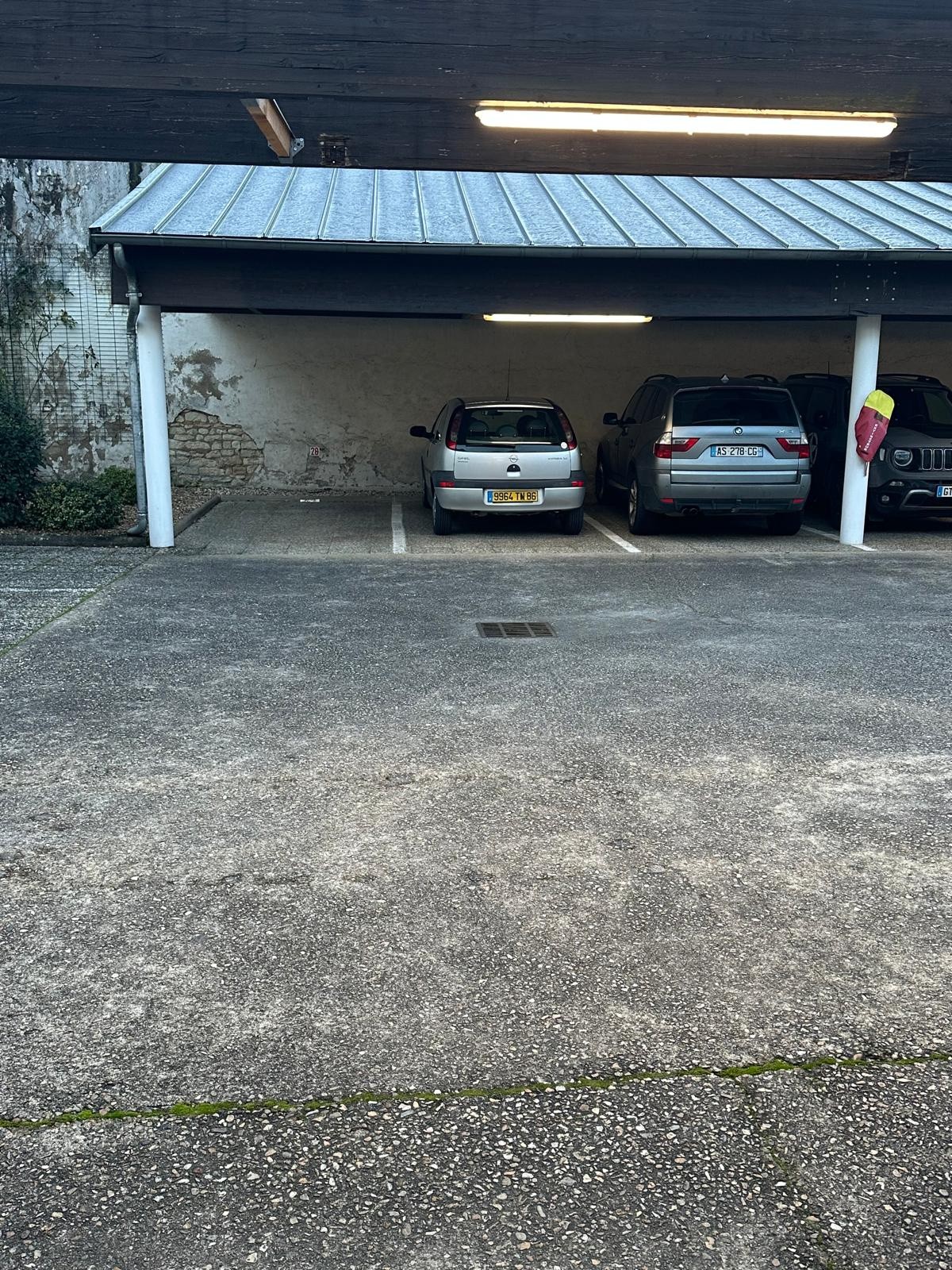 Parking couvert en résidence sécurisée Accès par portail télécommandé — photo 1