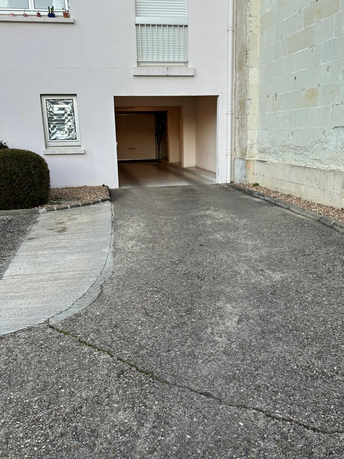 Parking couvert en résidence sécurisée   Accès par portail télécommandé — photo 4