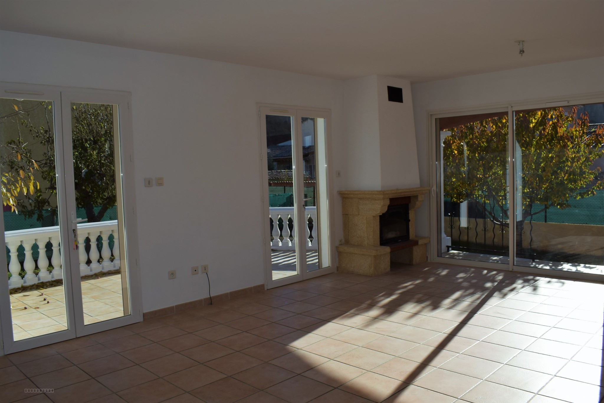 A vendre - Villa 4 chambres avec jardin - LES MEES (04). — photo 2