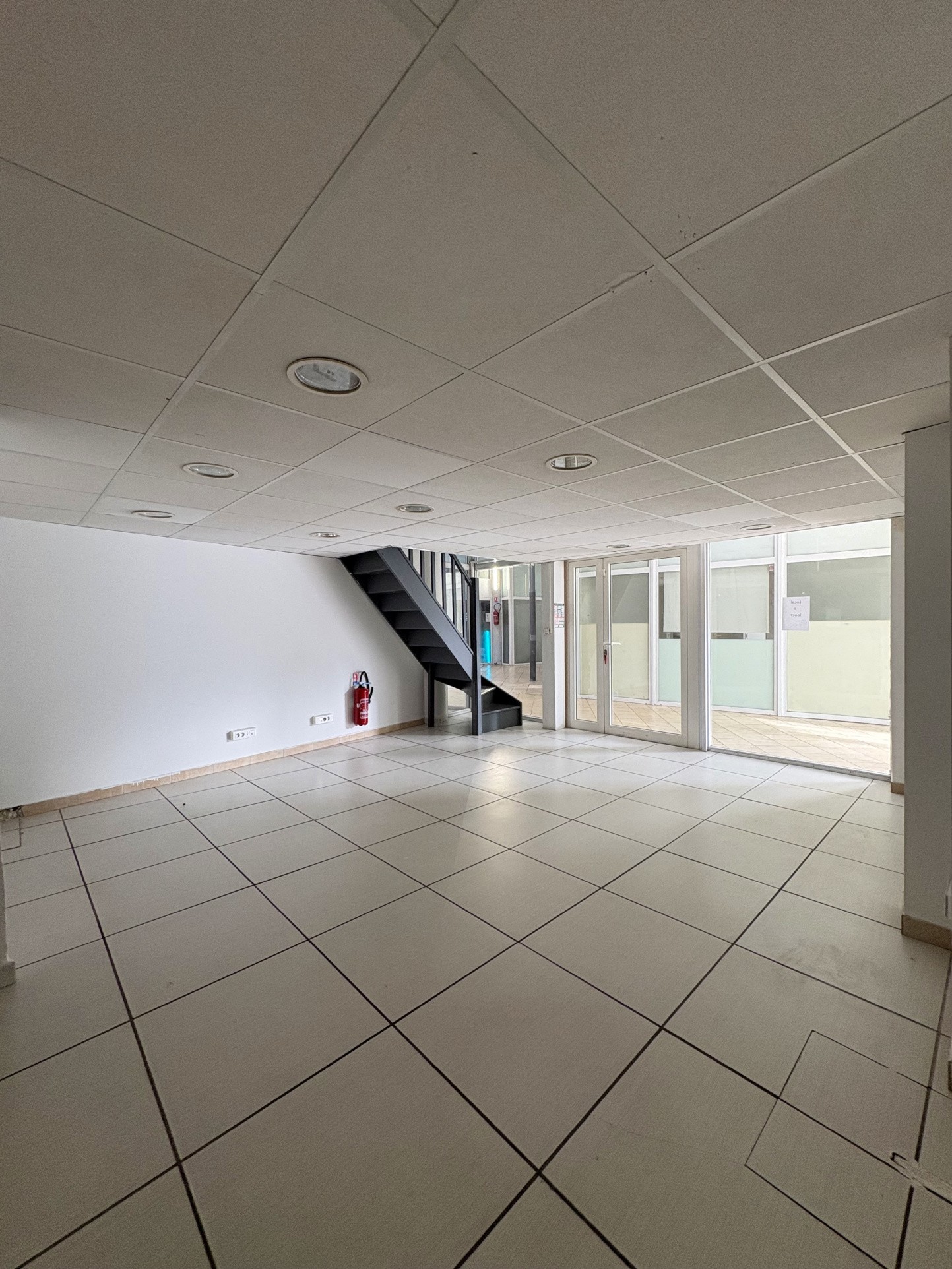 Local commercial 68,16 m2   Gardanne — photo 2