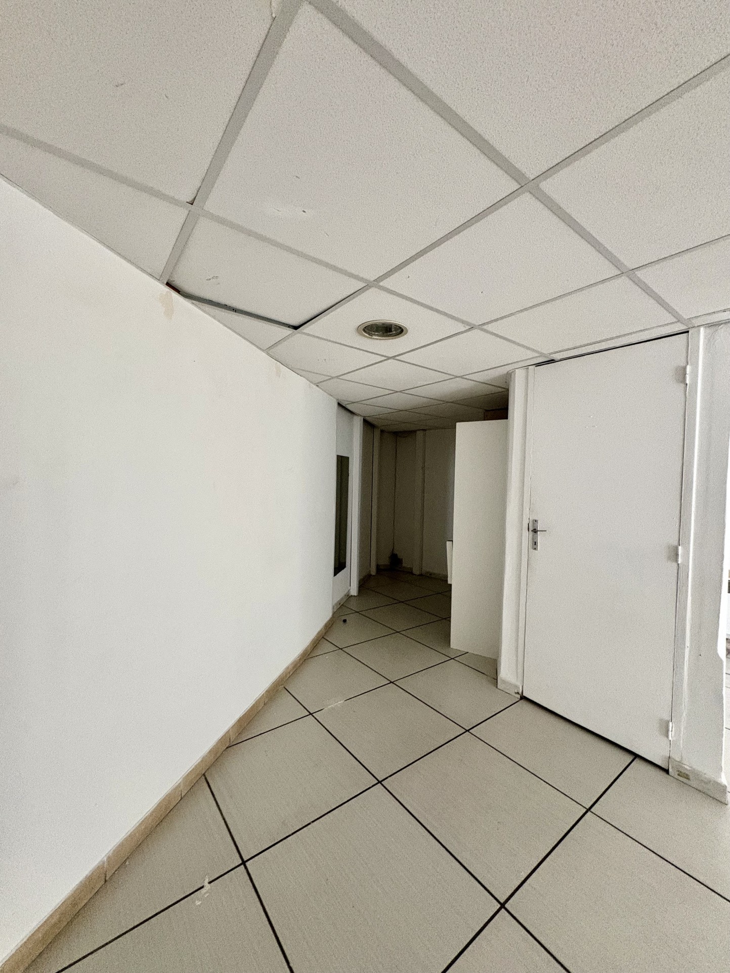 Local commercial 68,16 m2   Gardanne — photo 3