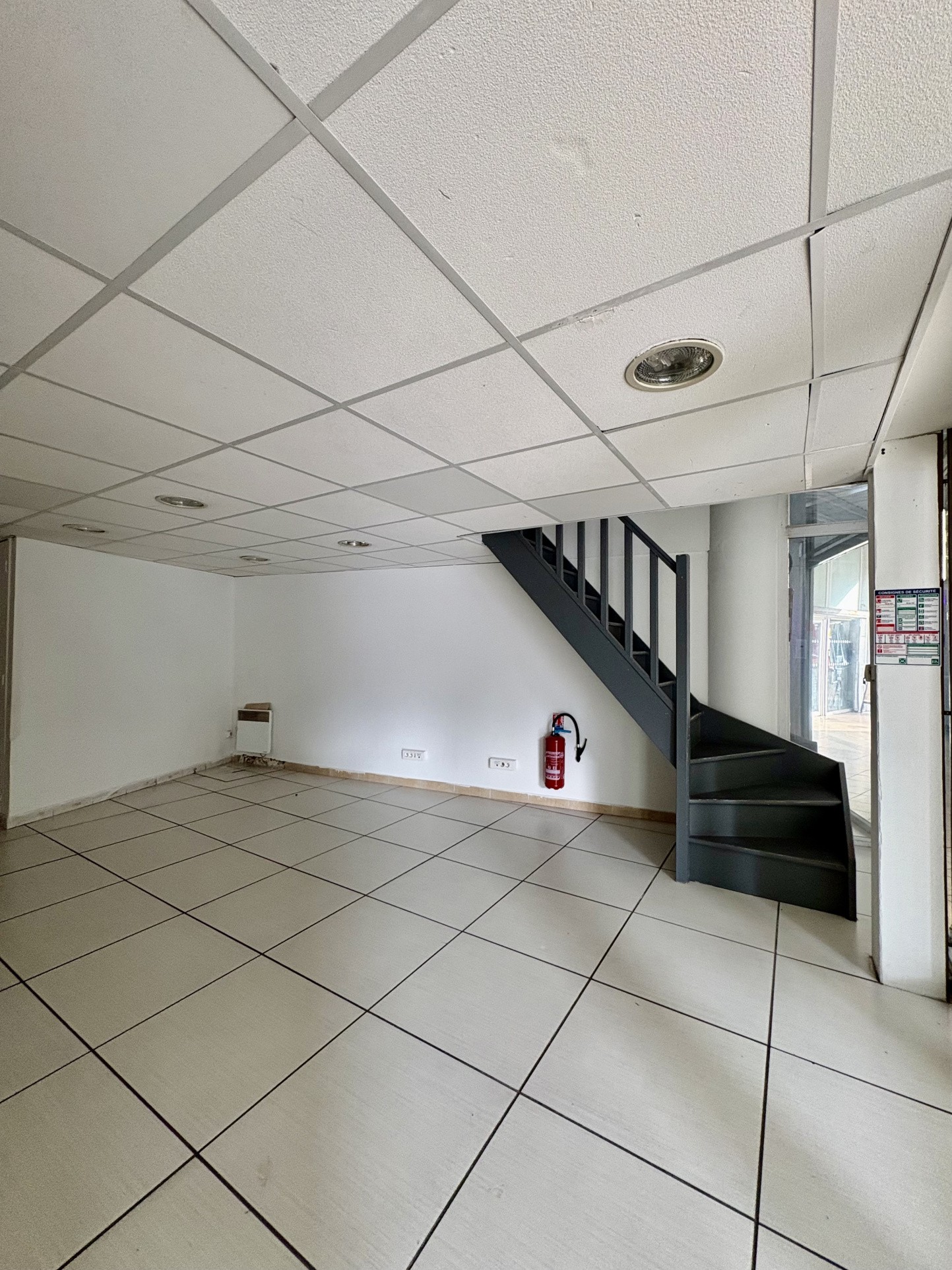 Local commercial 68,16 m2   Gardanne — photo 4