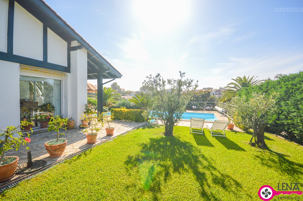 Maison familiale avec piscine et vue montagne & mer, quartier résidentiel — photo 7