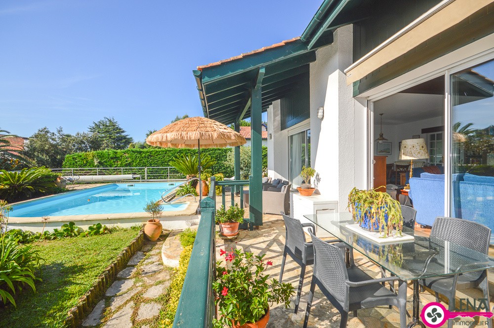 Maison familiale avec piscine et vue montagne & mer, quartier résidentiel — photo 4