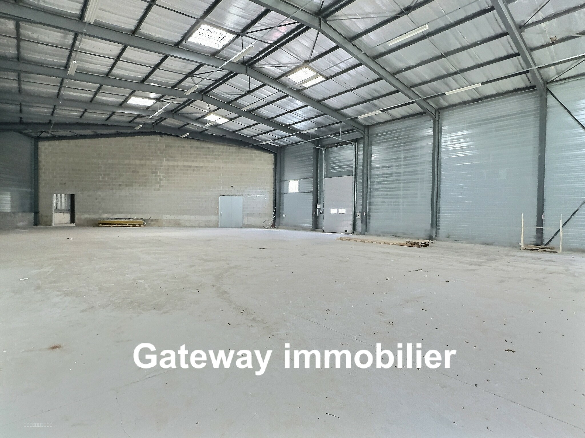A LOUER ENTREPÔT DE 695M2 À MONTLUÇON — photo 2