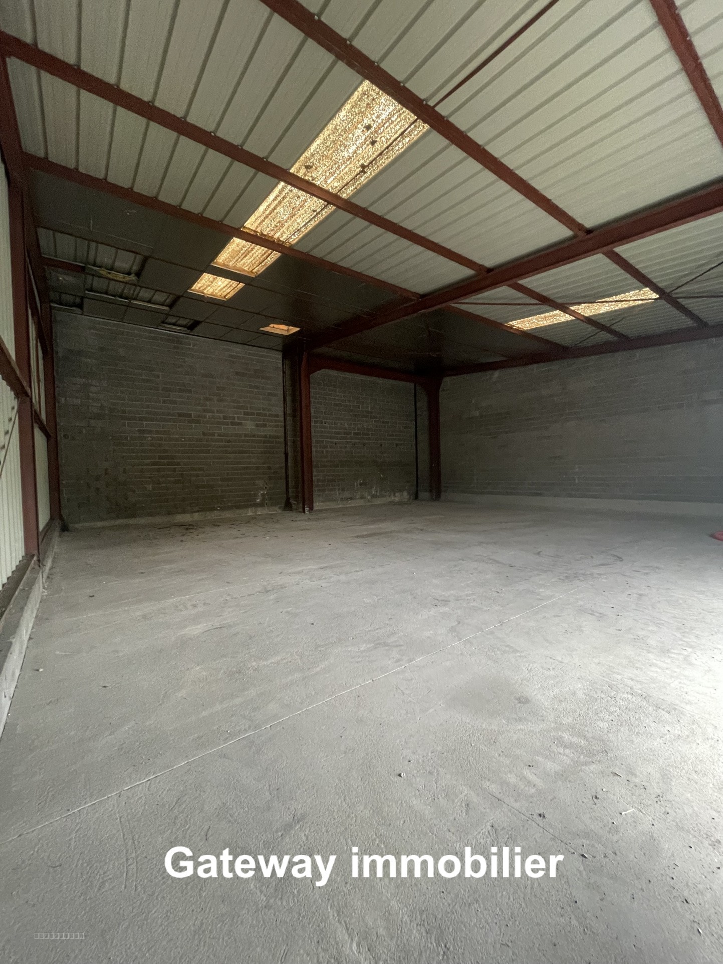 A LOUER ENTREPÔT DE 230M2 À MONTLUÇON — photo 4