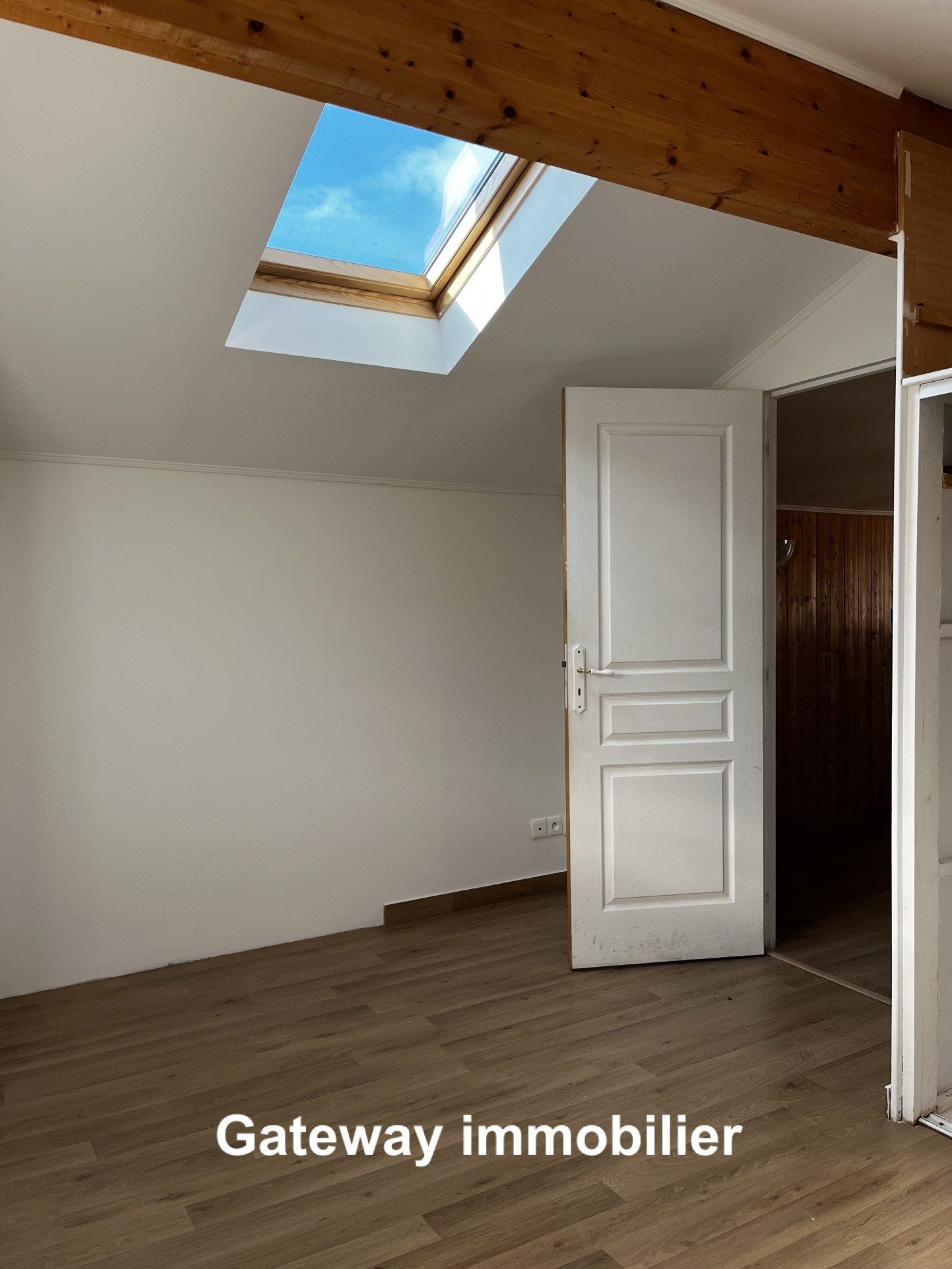 BATIMENT AVEC GRANDS GARAGES ET APPARTEMENT — photo 8