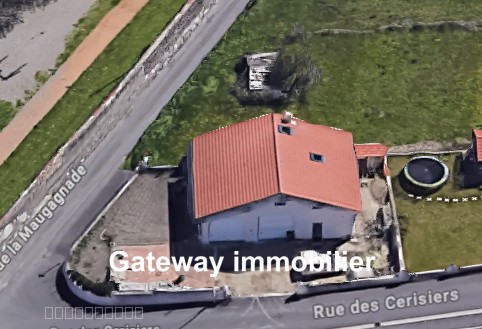 BATIMENT AVEC GRANDS GARAGES ET APPARTEMENT — photo 2