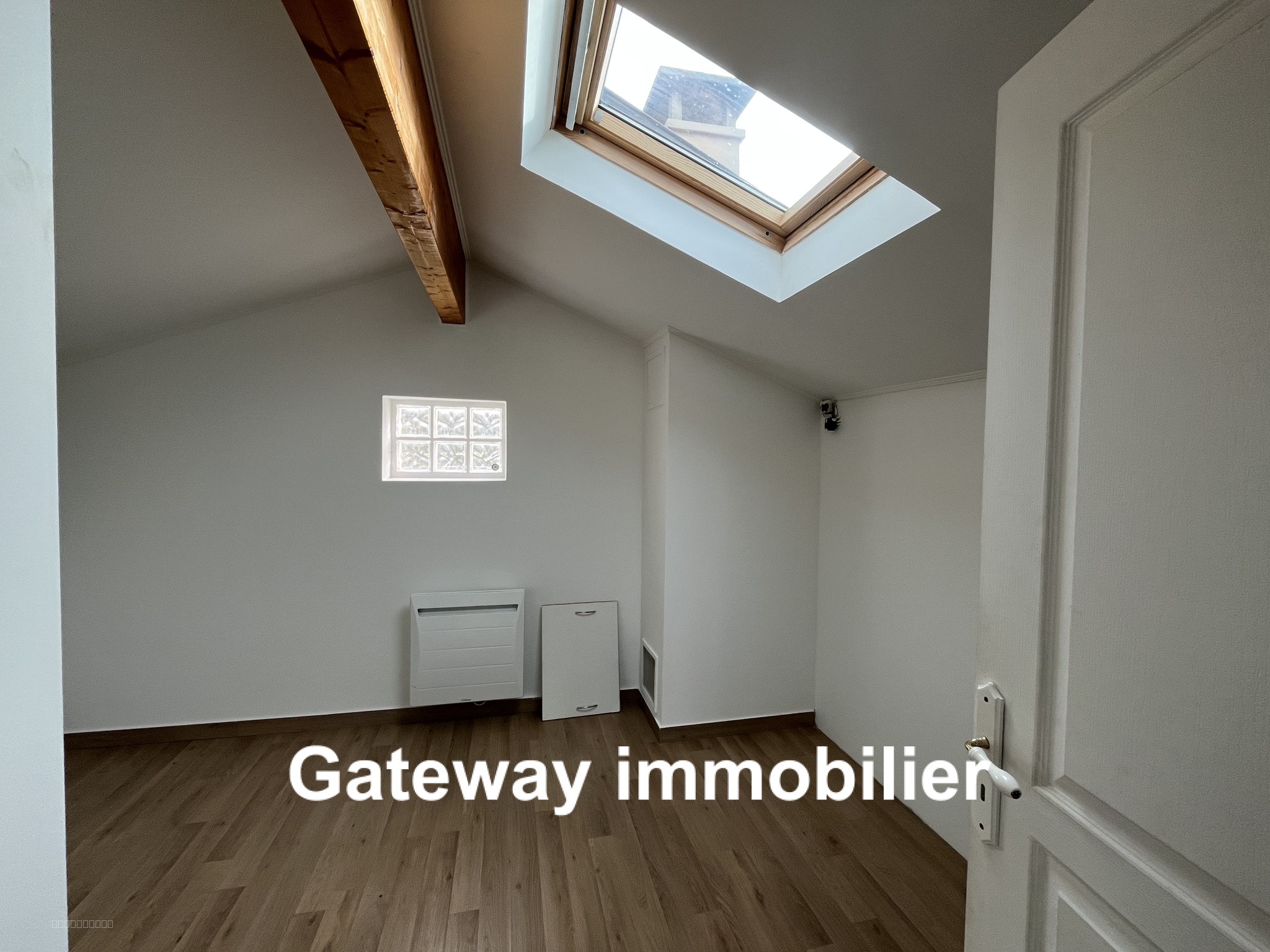 BATIMENT AVEC GRANDS GARAGES ET APPARTEMENT — photo 18