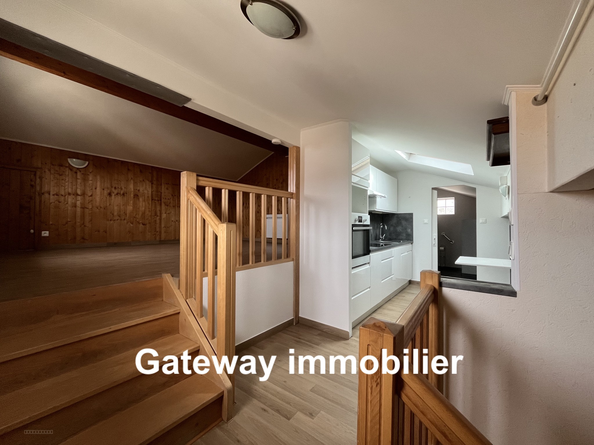BATIMENT AVEC GRANDS GARAGES ET APPARTEMENT — photo 12