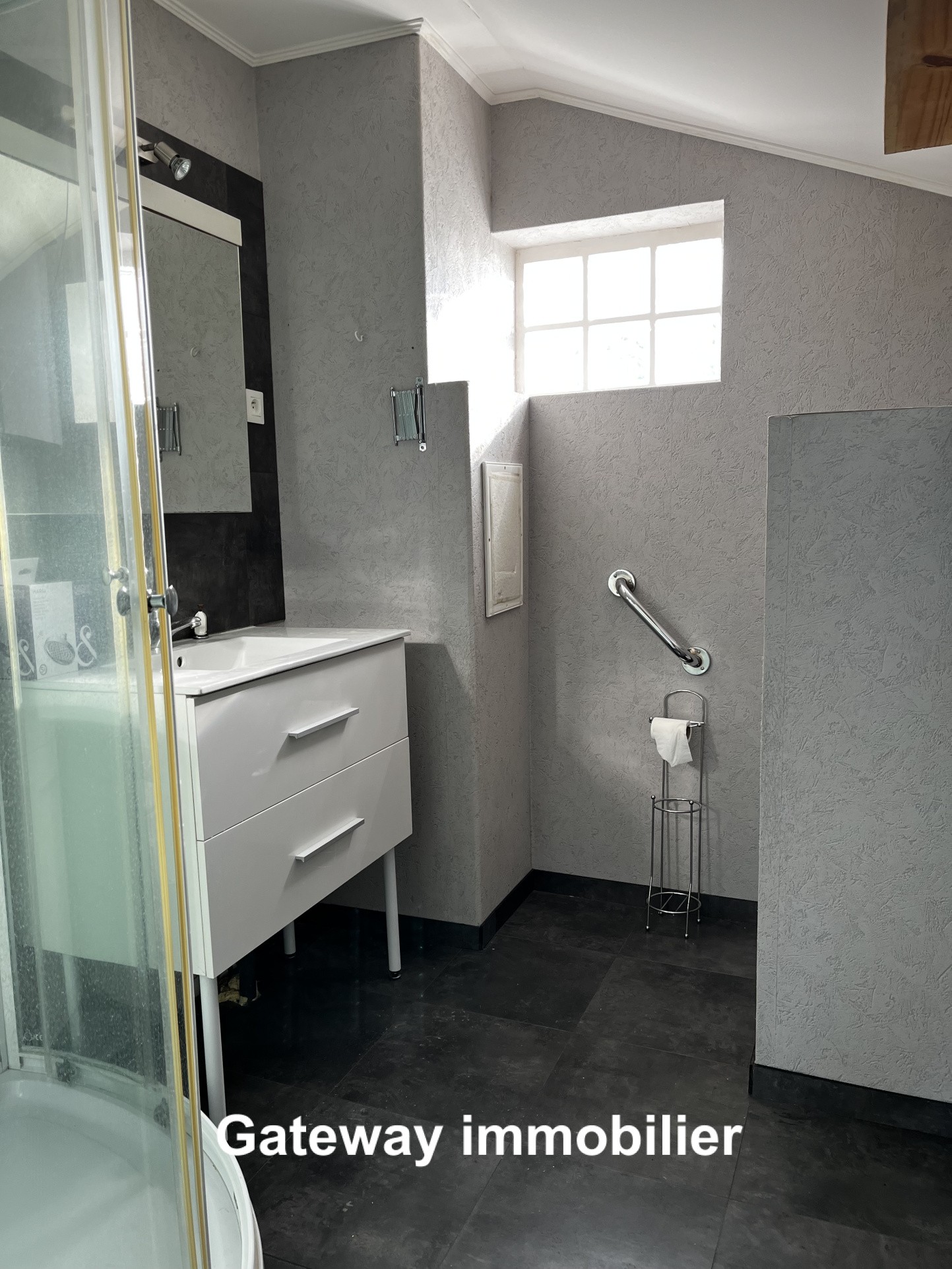 BATIMENT AVEC GRANDS GARAGES ET APPARTEMENT — photo 4