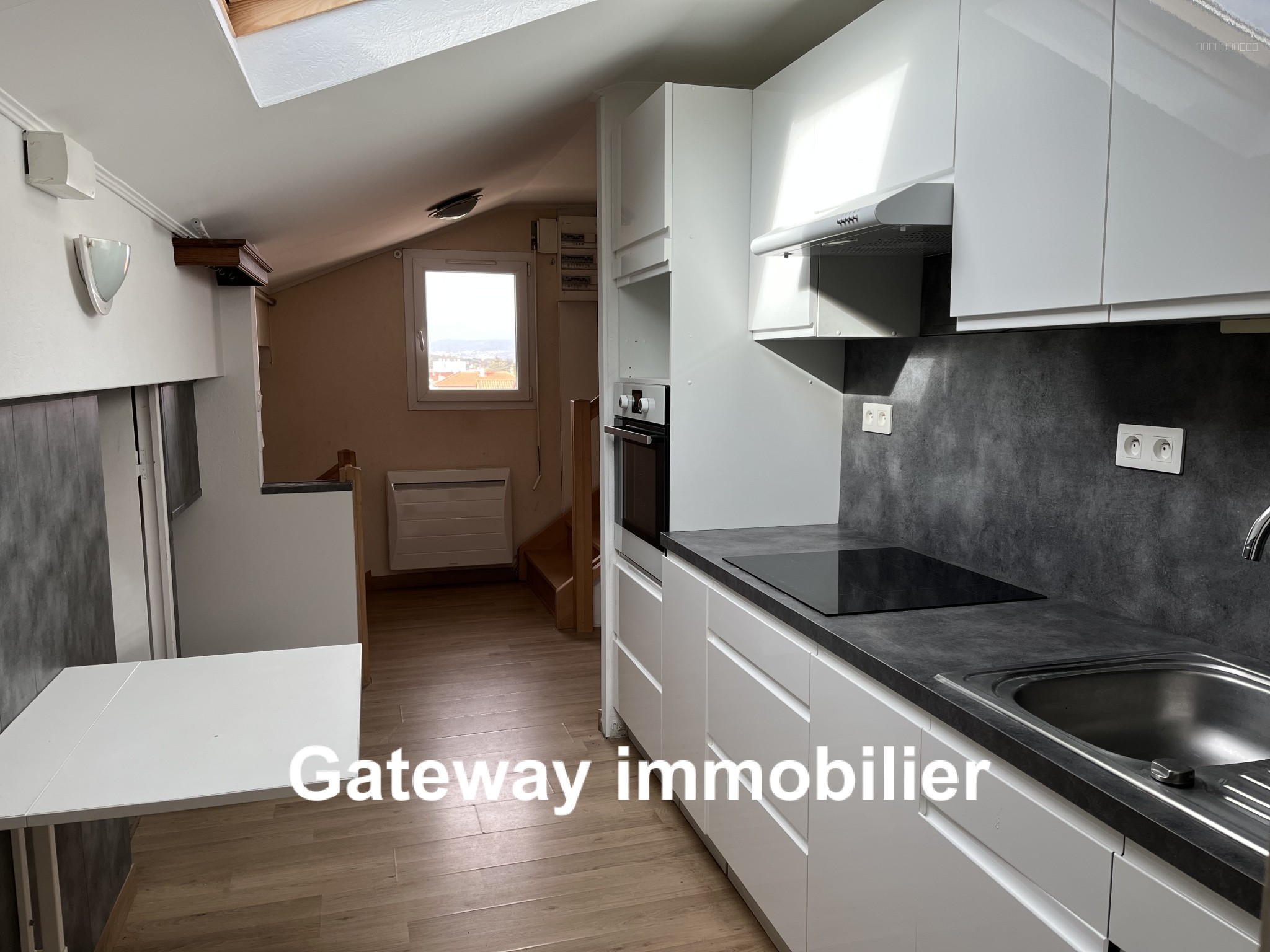 BATIMENT AVEC GRANDS GARAGES ET APPARTEMENT — photo 15