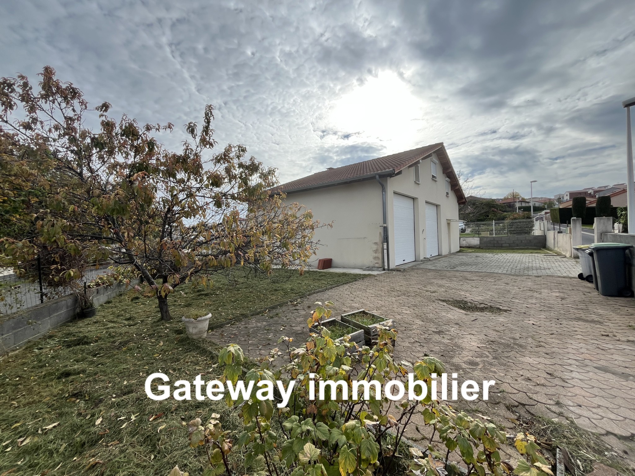BATIMENT AVEC GRANDS GARAGES ET APPARTEMENT — photo 16