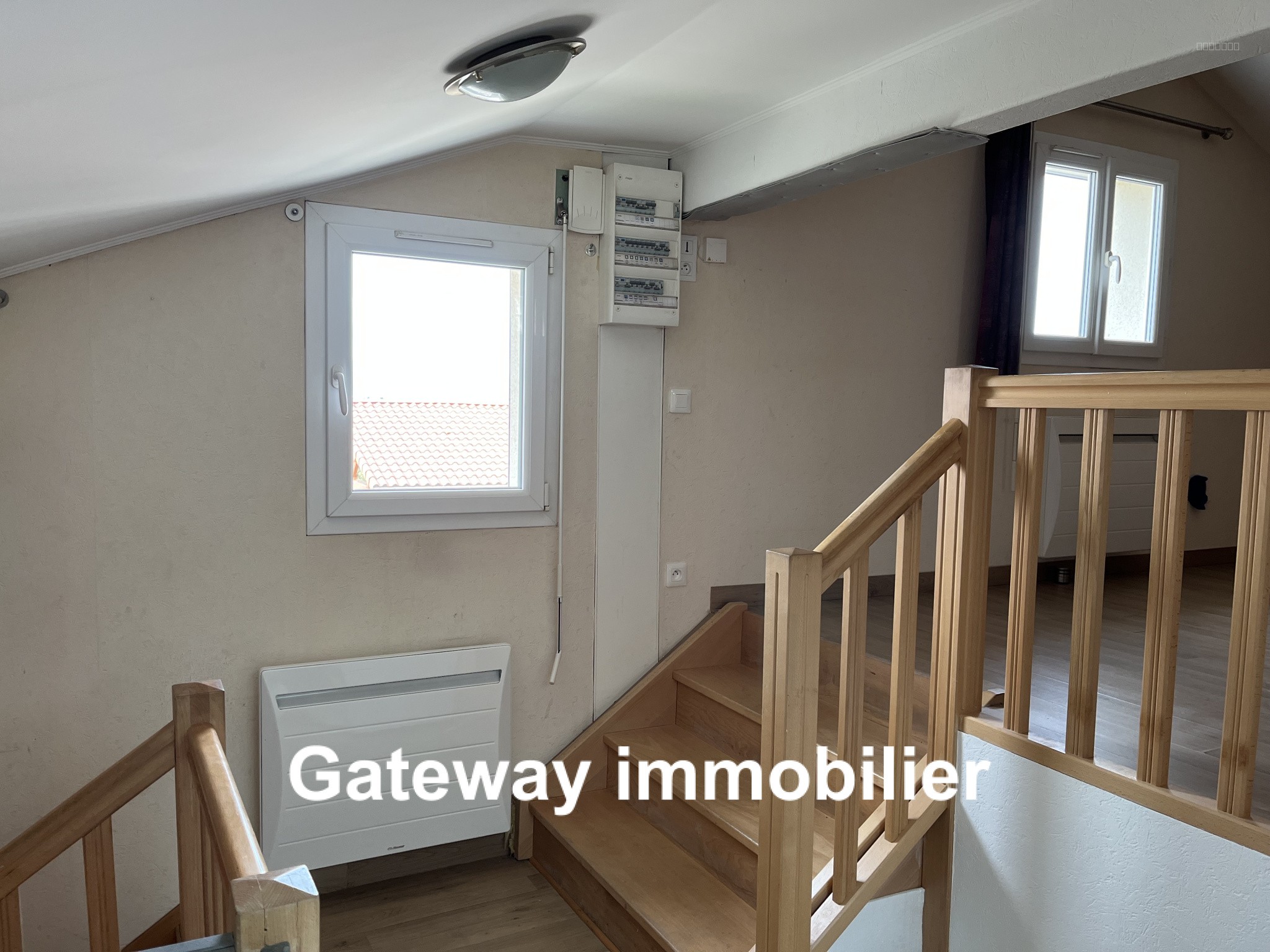 BATIMENT AVEC GRANDS GARAGES ET APPARTEMENT — photo 13