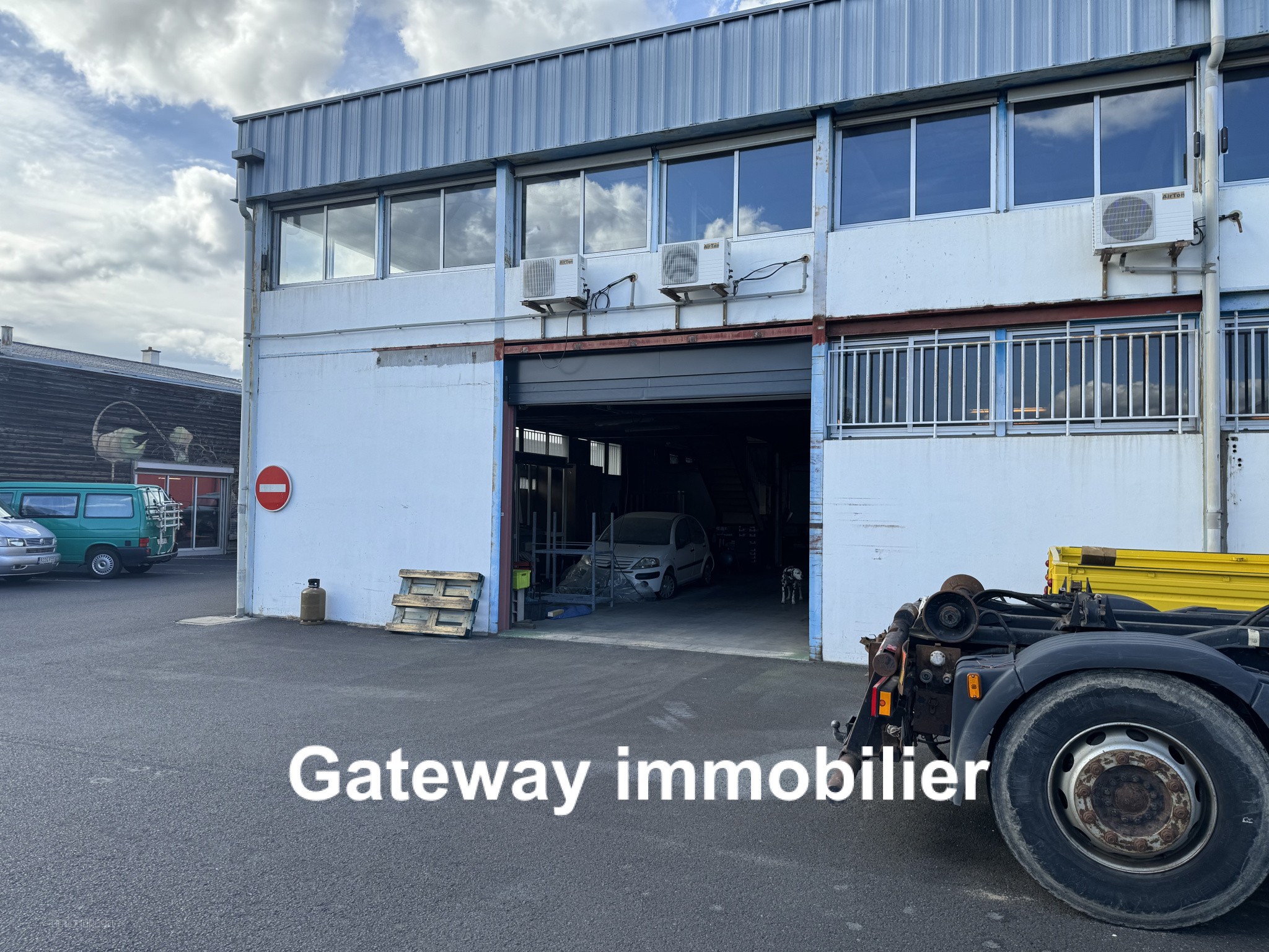 LOCAL PROFESSIONNEL BUREAU, STOCKAGE, ATELIER 450m2 (640m2 possible) 63100 CLERMONT-FERRAND LE BREZET — photo 2