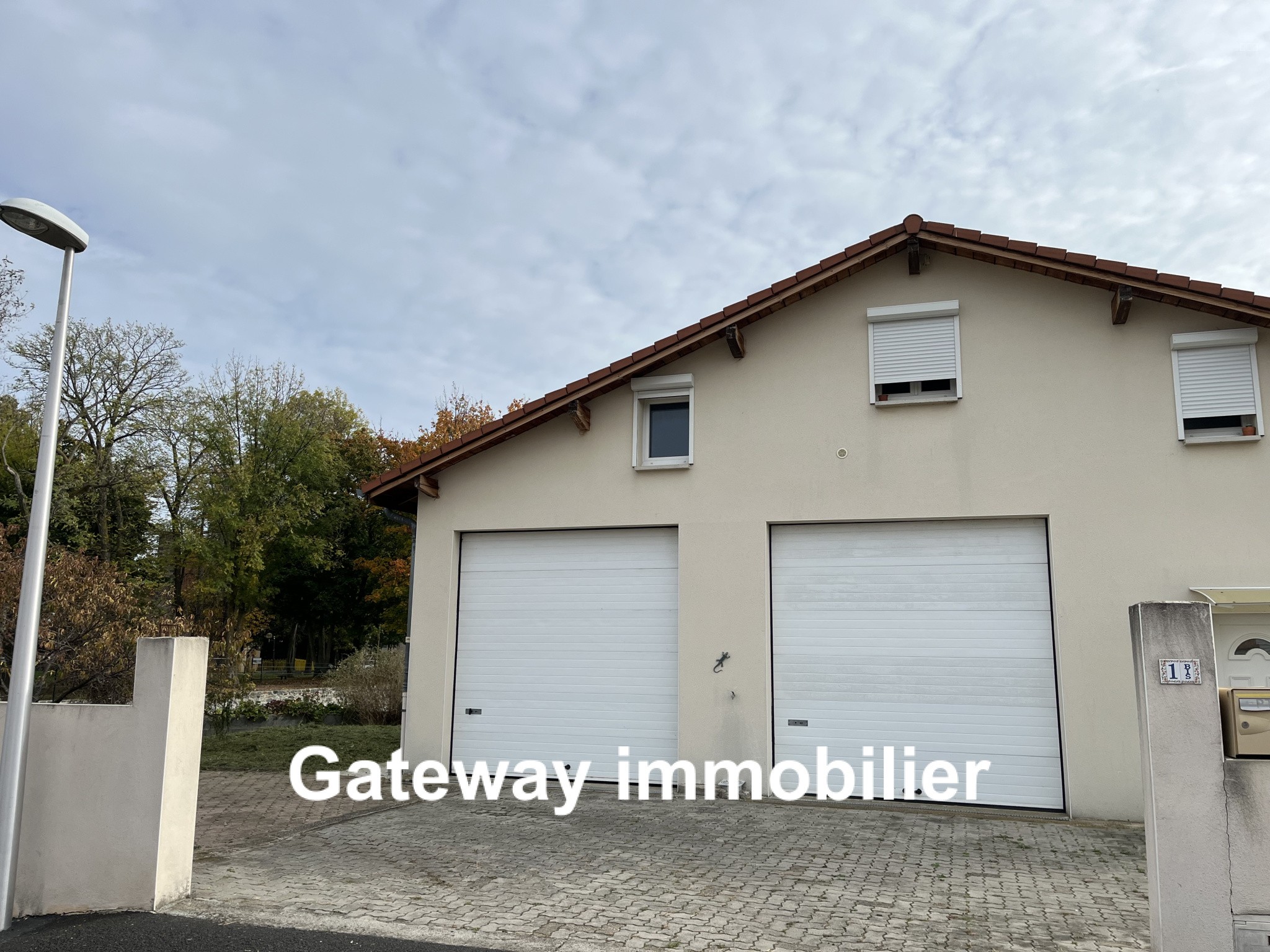BATIMENT AVEC GRANDS GARAGES ET APPARTEMENT — photo 11