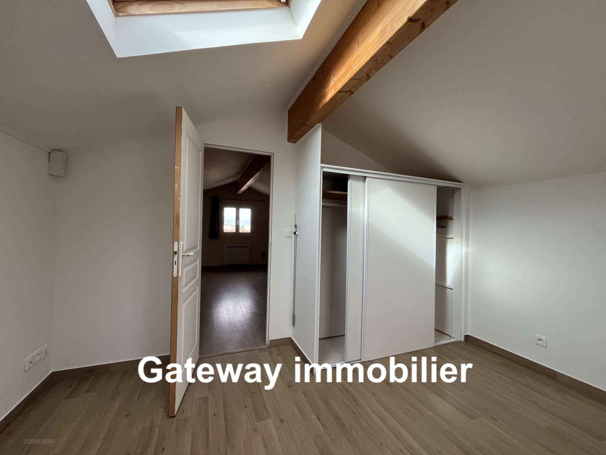 BATIMENT AVEC GRANDS GARAGES ET APPARTEMENT — photo 14
